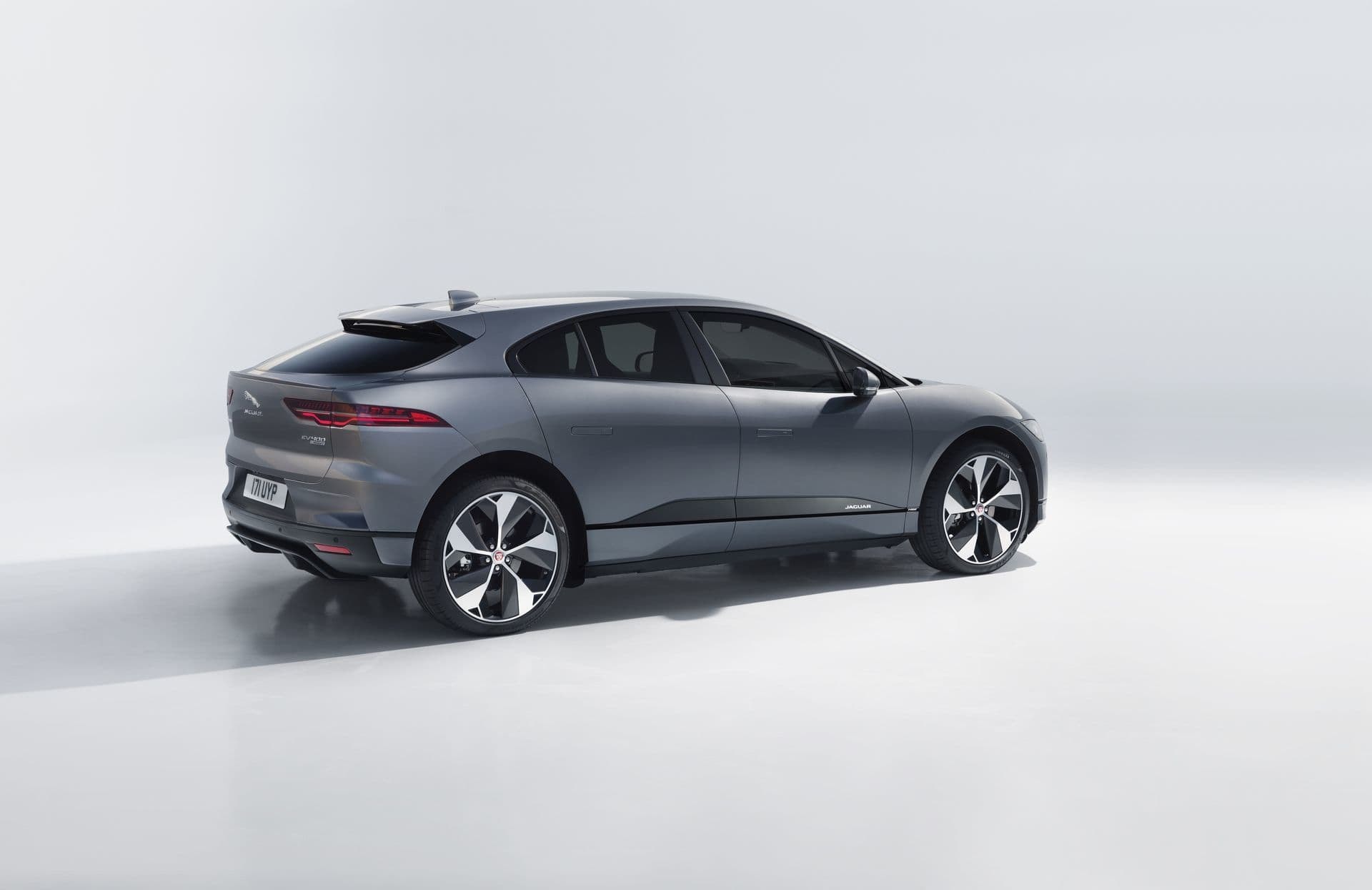 El Jaguar I-Pace muestra un ángulo impecable realzando su diseño trasero y lateral.