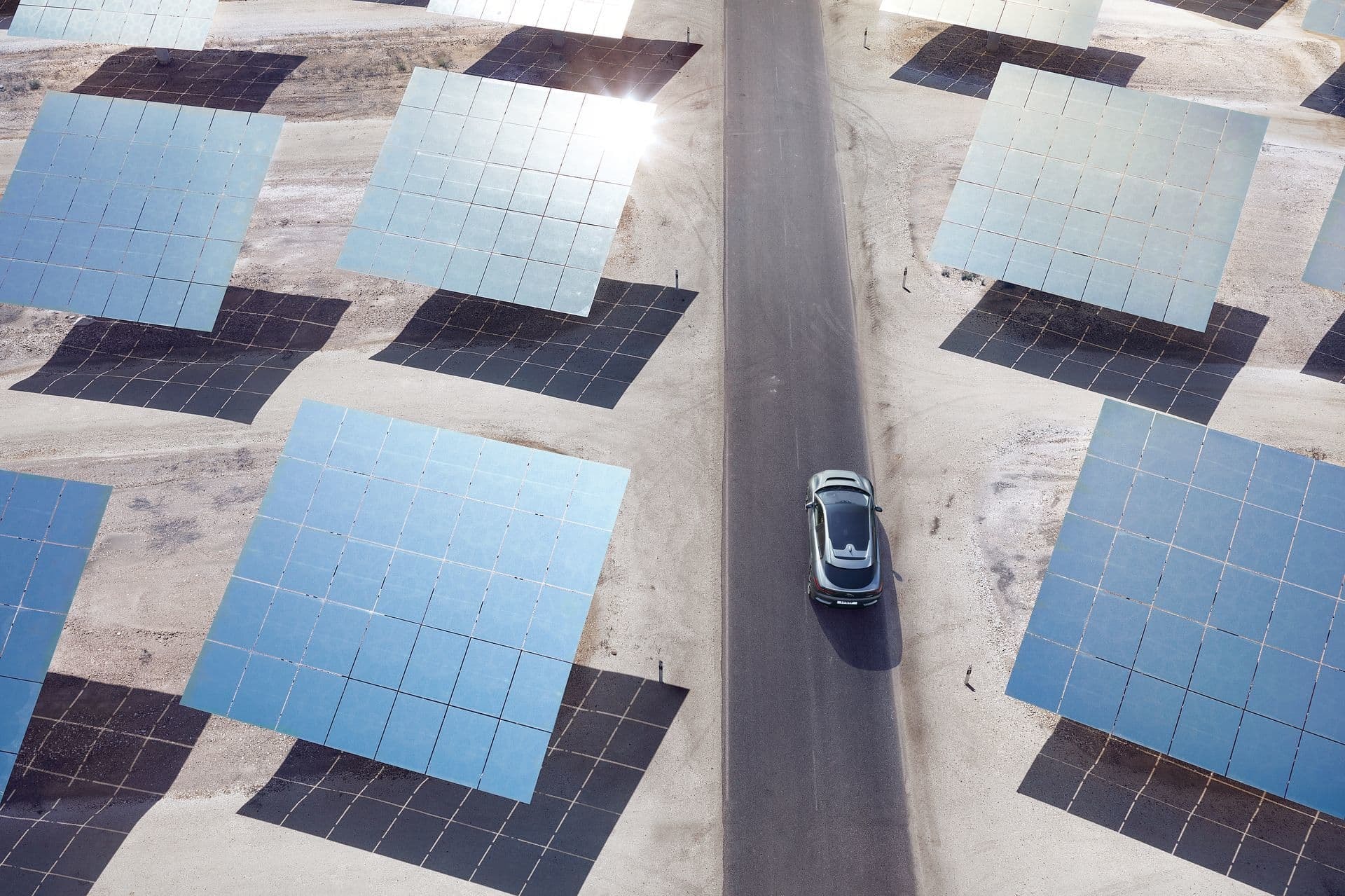 Vista aérea del I-Pace entre paneles solares, simbiosis entre tecnología y sostenibilidad.