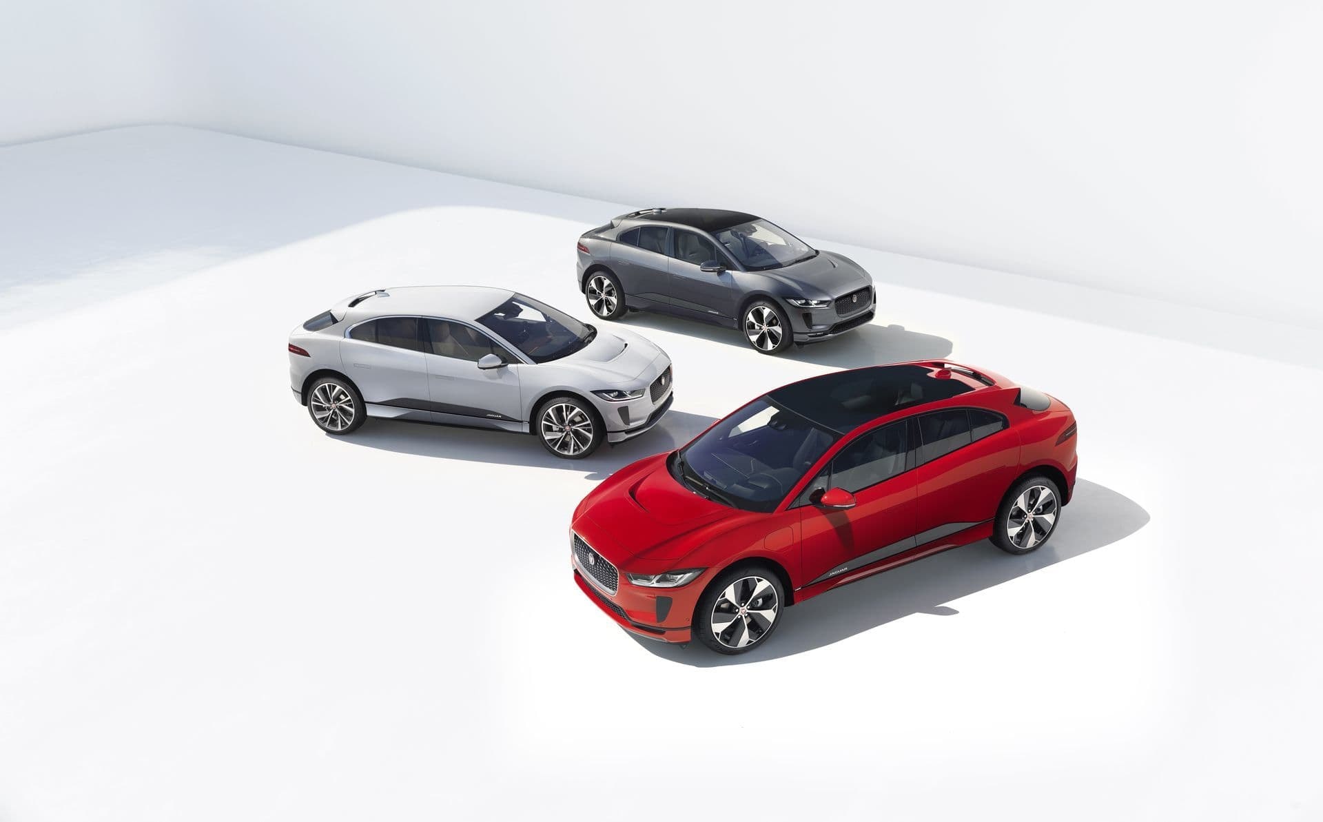 Vista aérea del Jaguar I-Pace en diferentes colores.