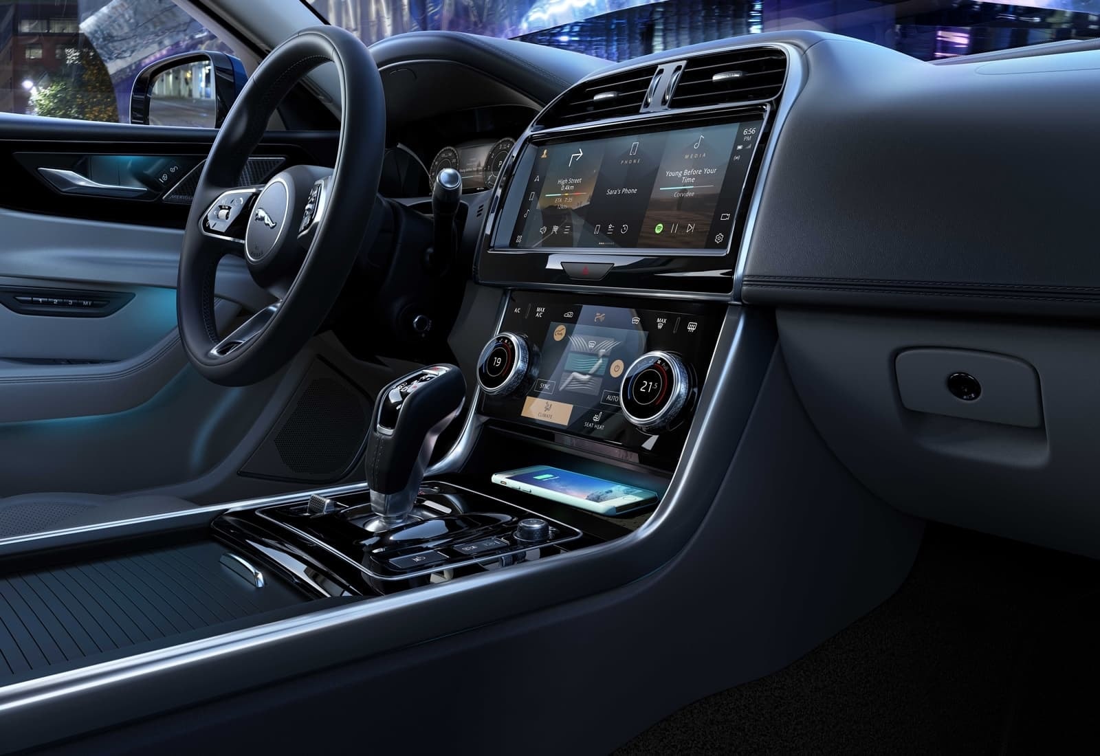 Consola central del Jaguar XE con pantalla táctil y selector de marchas.