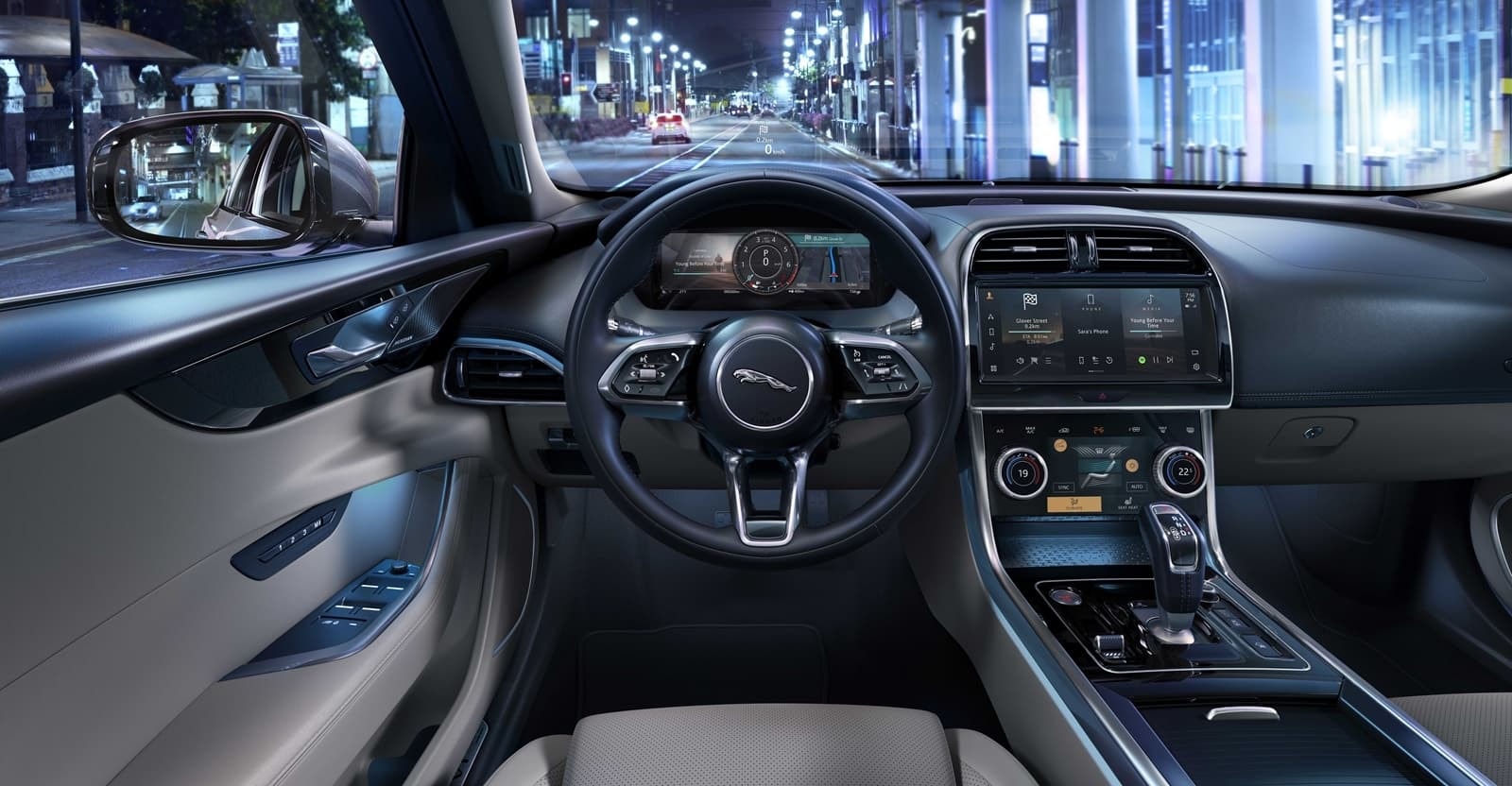 Perspectiva del interior frontal del Jaguar XE desde el pasajero.