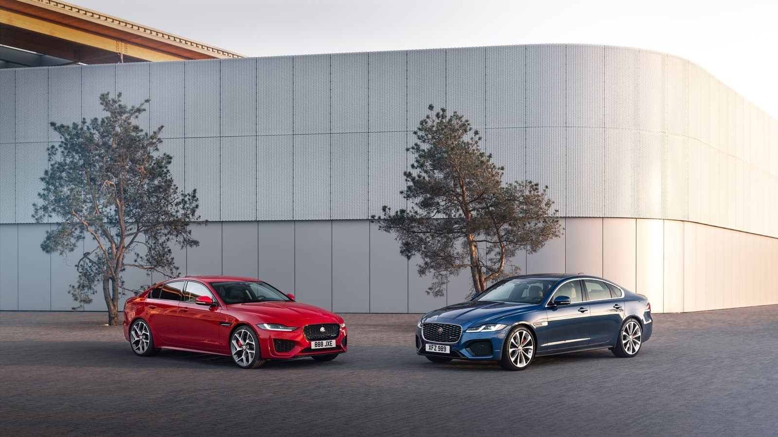 Dos Jaguar XE en diferentes colores, mostrando el diseño frontal y lateral.