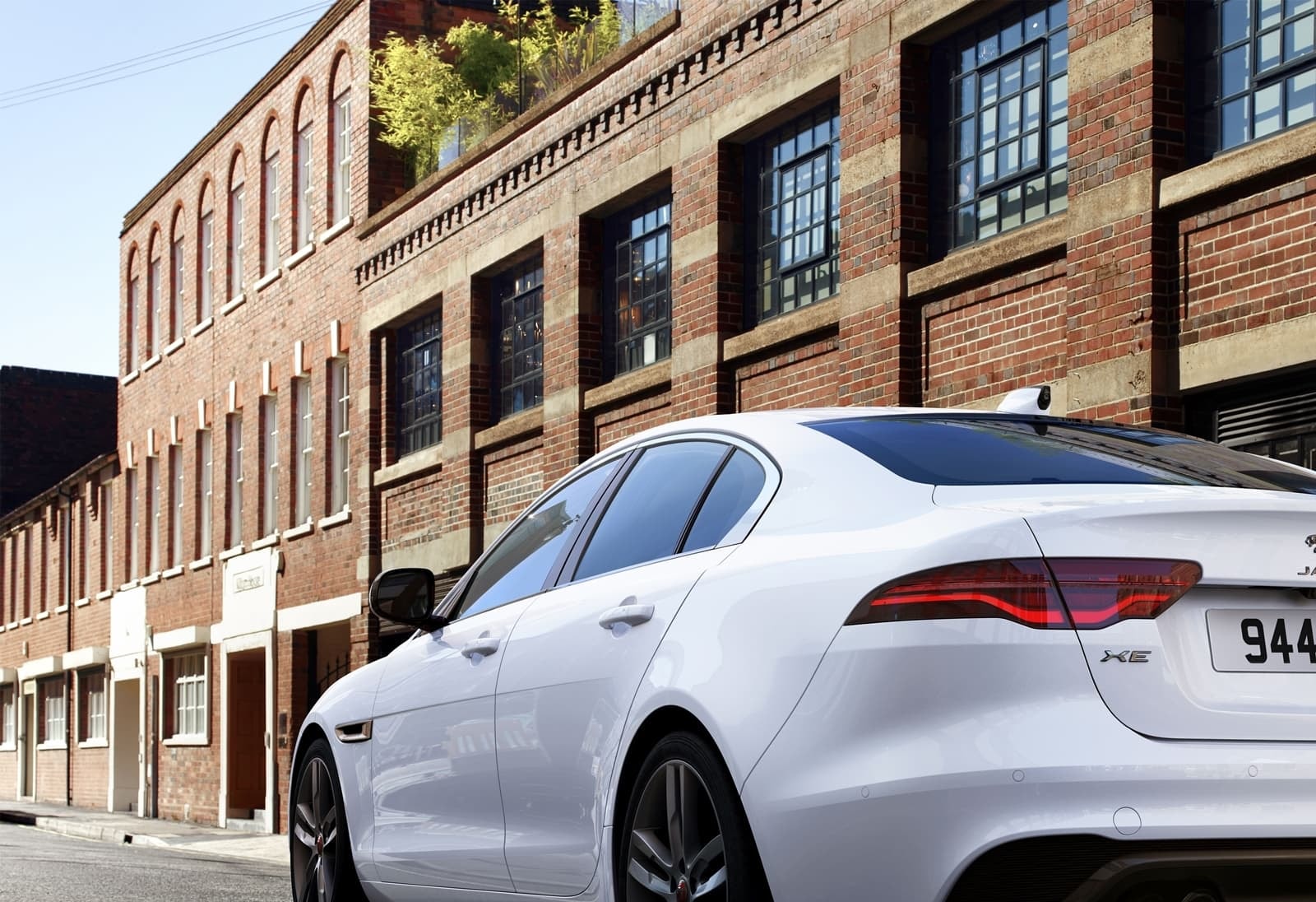 Perfil lateral del Jaguar XE resaltando líneas estilizadas y aerodinámicas.