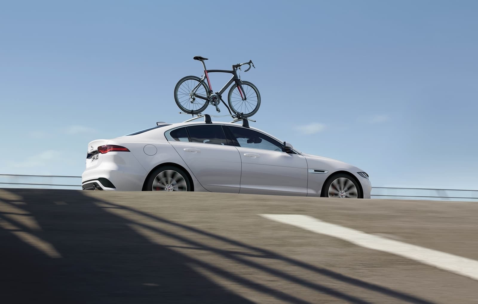Jaguar XE con sistema de transporte de bicicletas integrado en el techo.