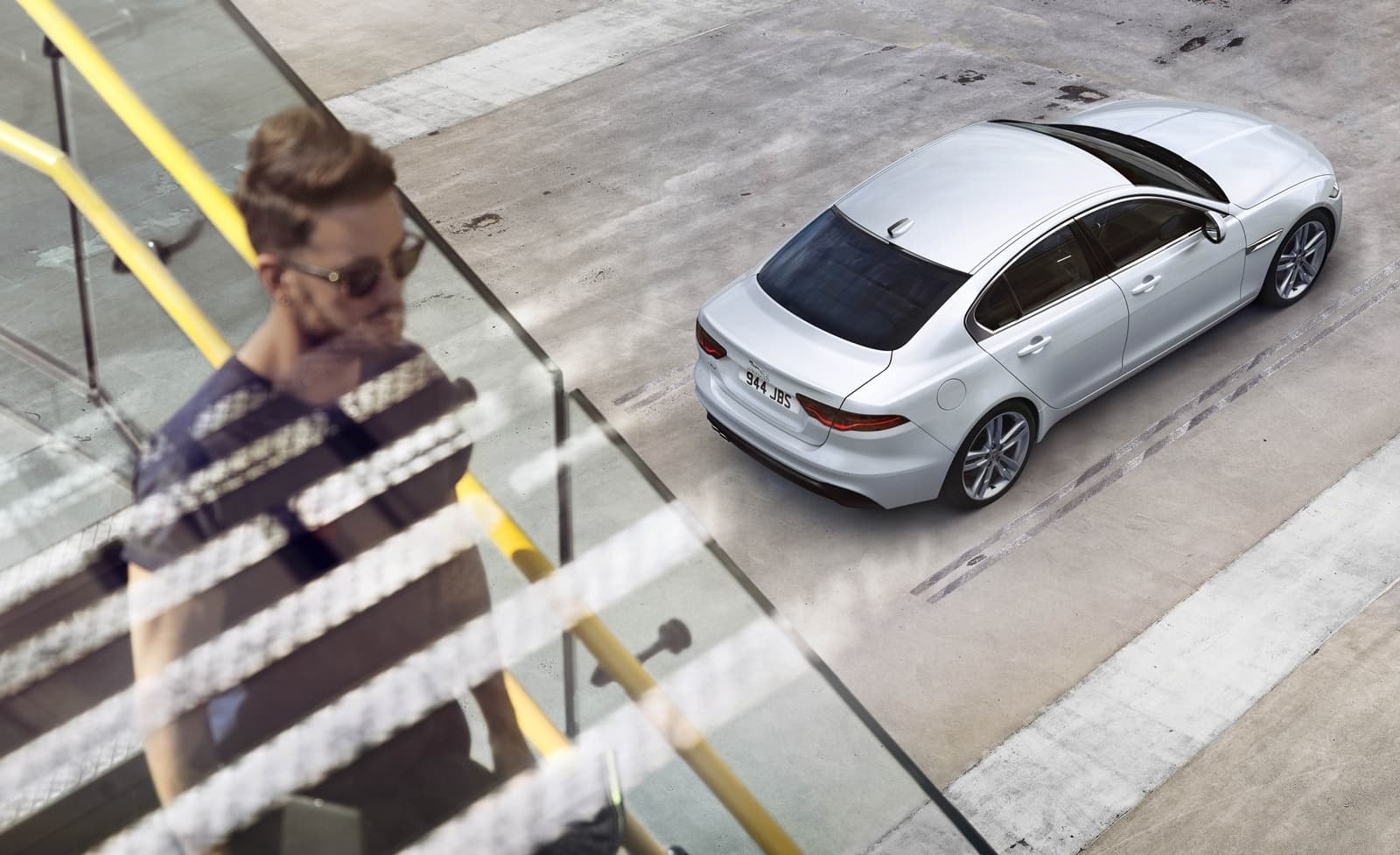 Vista aérea del Jaguar XE destacando su techo y diseño superior.