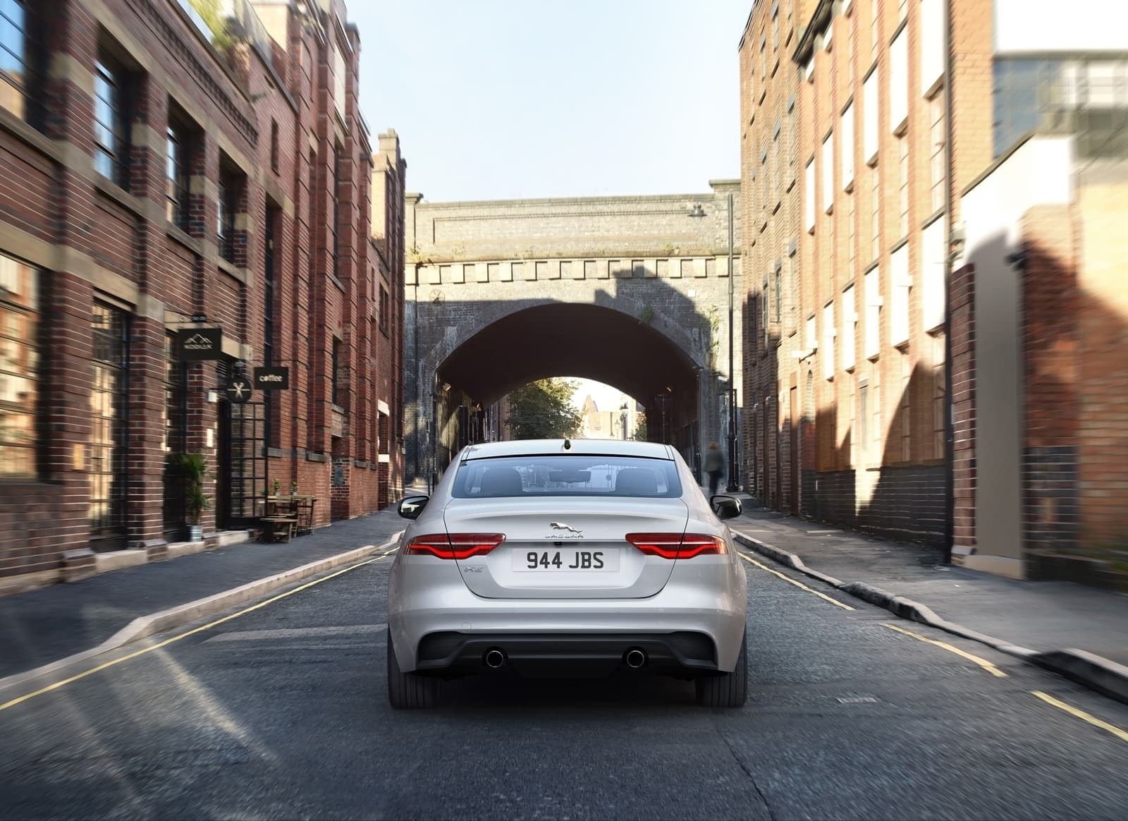 Jaguar XE muestra su diseño trasero y deportivo en un entorno urbano.