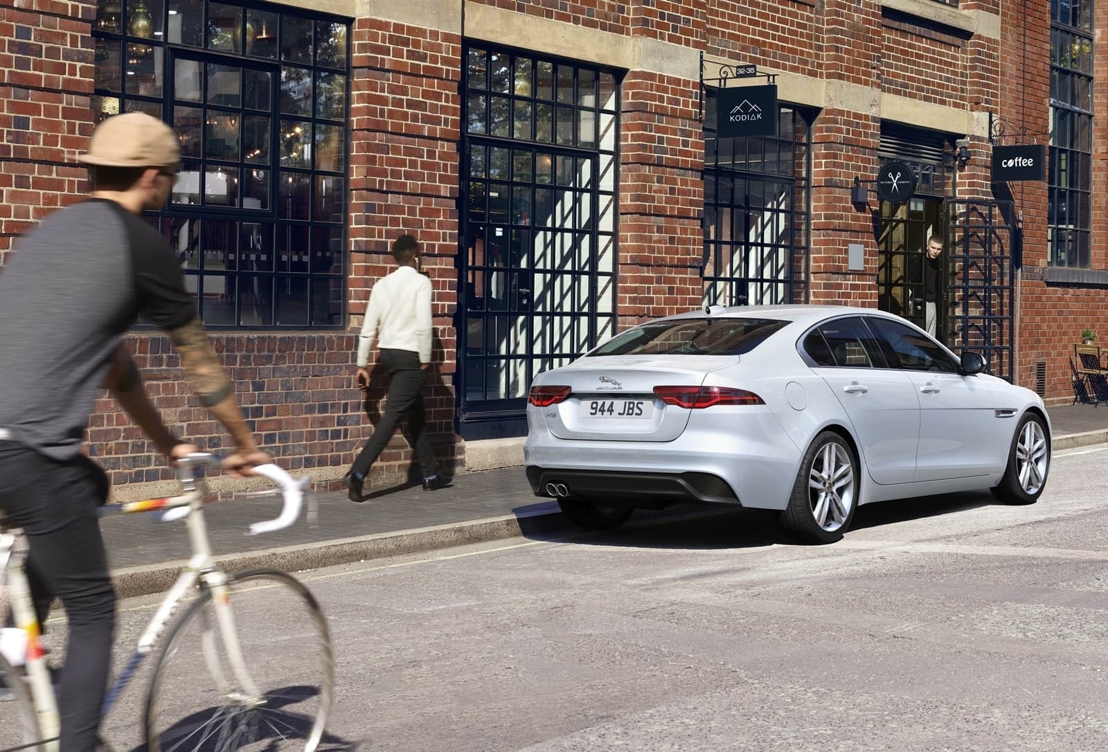 Imagen de la Jaguar XE en un entorno cotidiano, mostrando su adaptabilidad al día a día urbano.