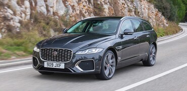 Jaguar XF Sportbrake en movimiento, destacando su línea lateral elegante. Jaguar XF Sportbrake en movimiento, destacando su línea lateral elegante.