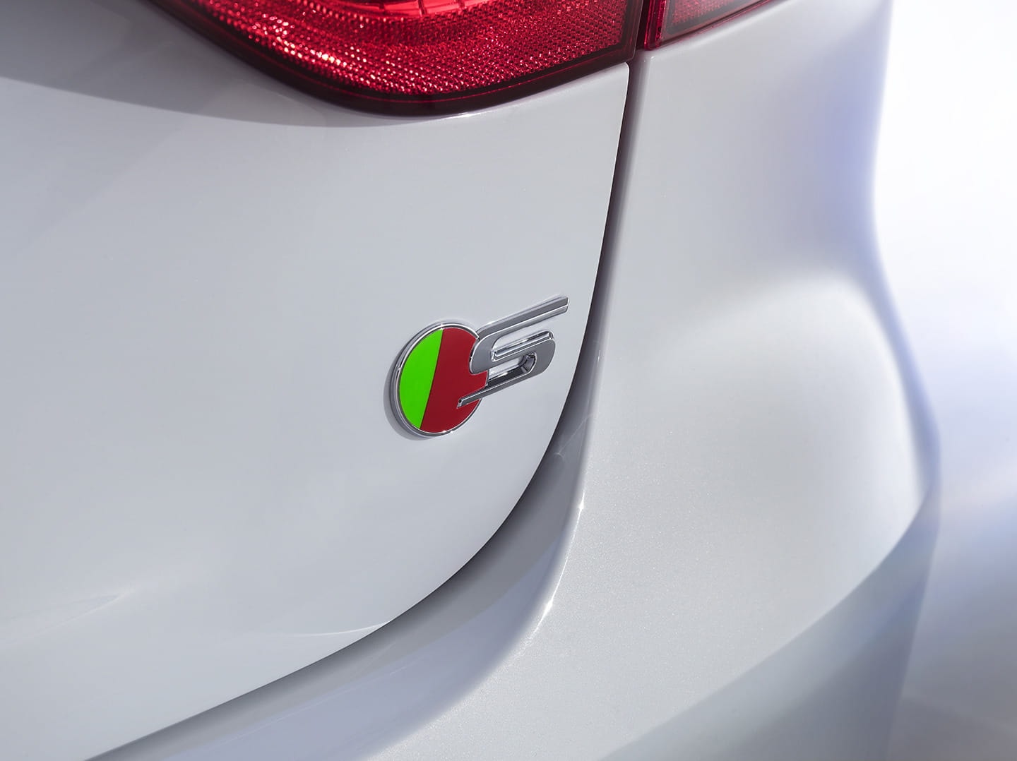 Vista de cerca del emblema trasero del Jaguar XF, un signo distintivo de la marca.