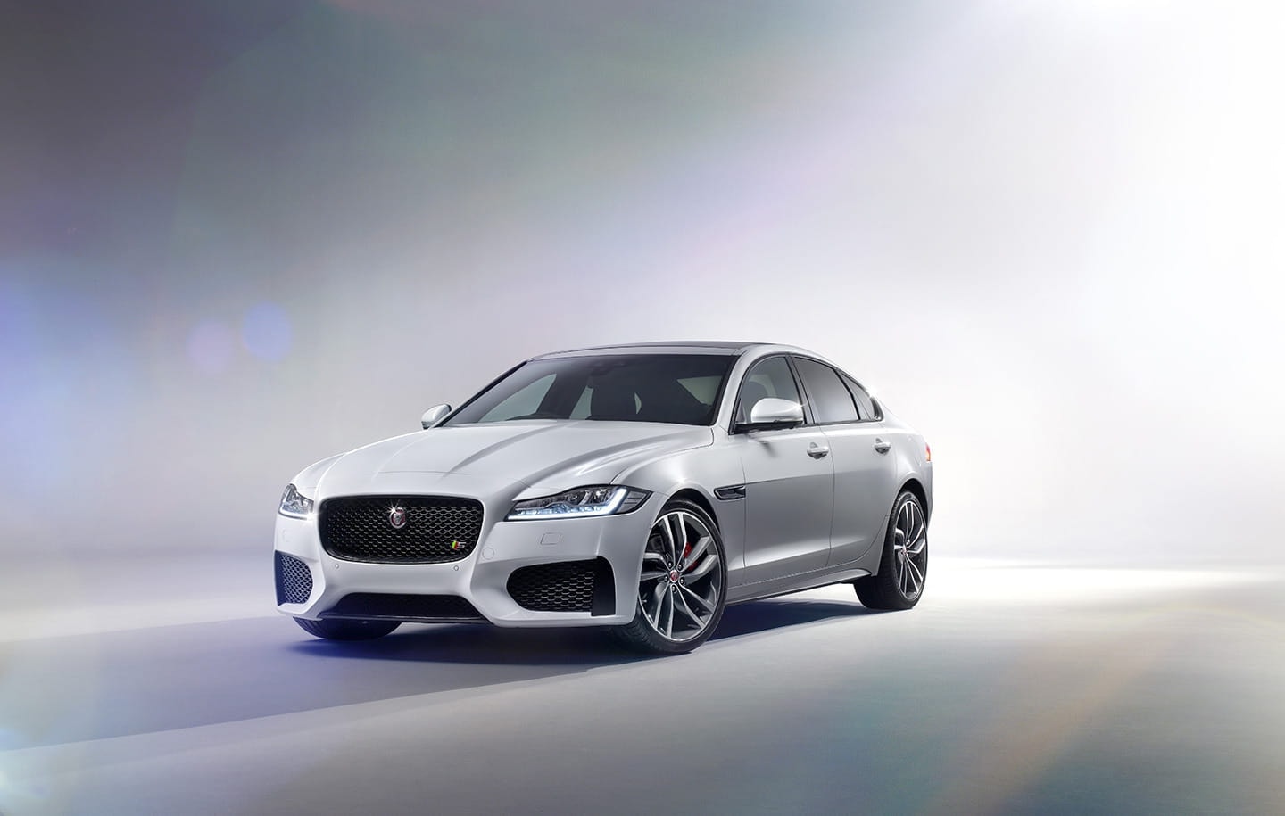 Vista dinámica del Jaguar XF, destacando su diseño elegante y deportivo.