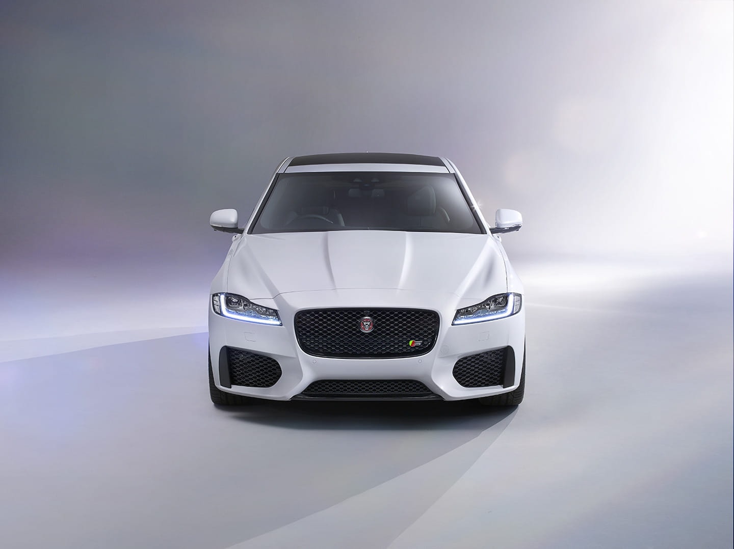 Vista frontal que remarca la imponente parrilla y faros del Jaguar XF.