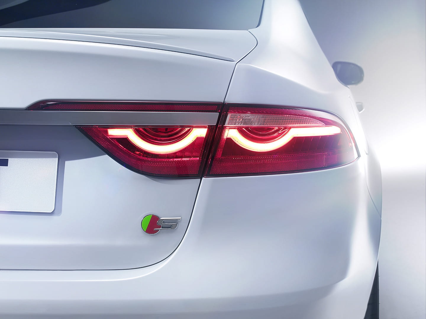 Detalle de las luces traseras del Jaguar XF, con diseño característico de la firma británica.