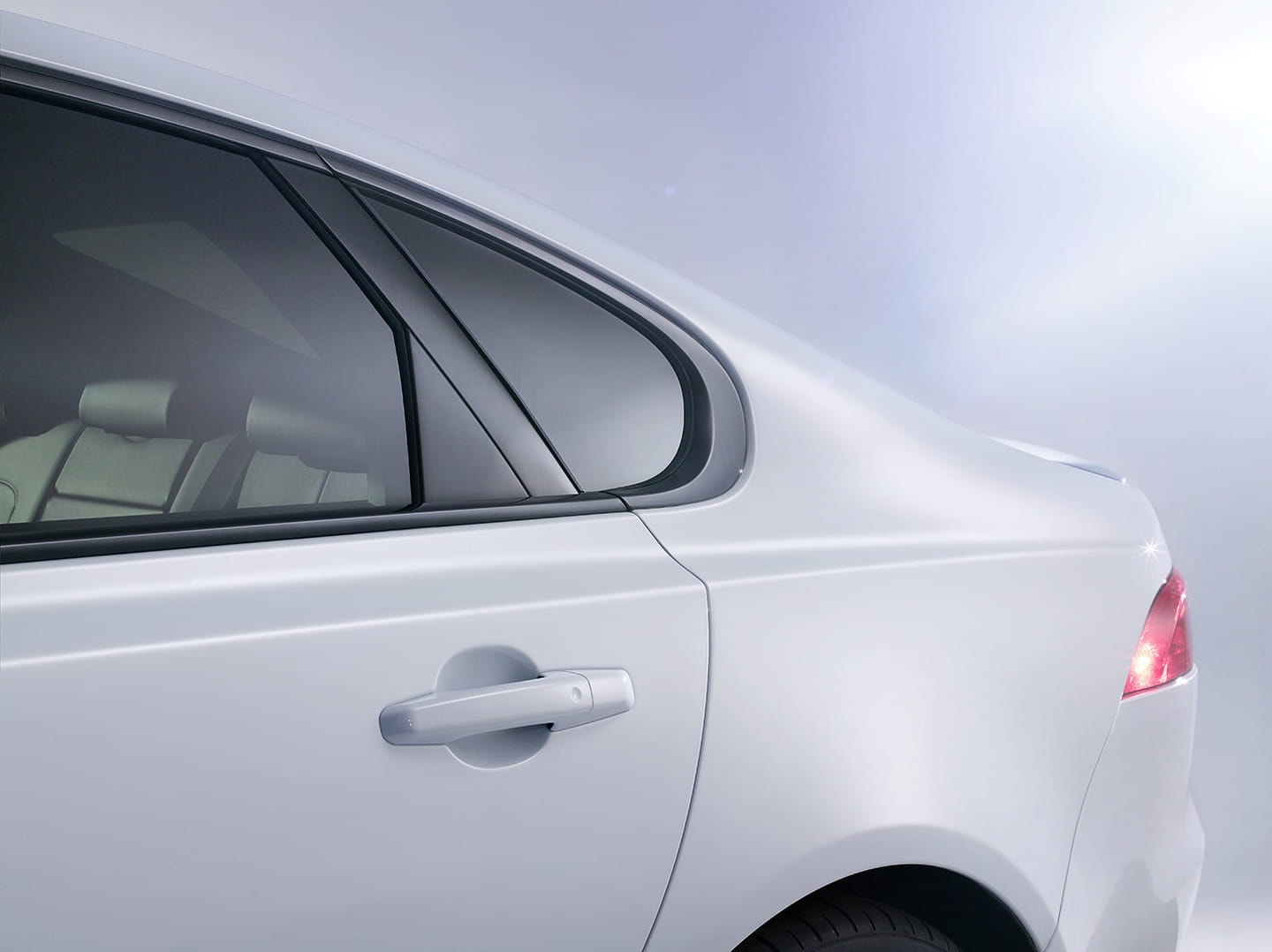 Imagen en primer plano de la manija de la puerta del Jaguar XF, destacando su diseño integrado.