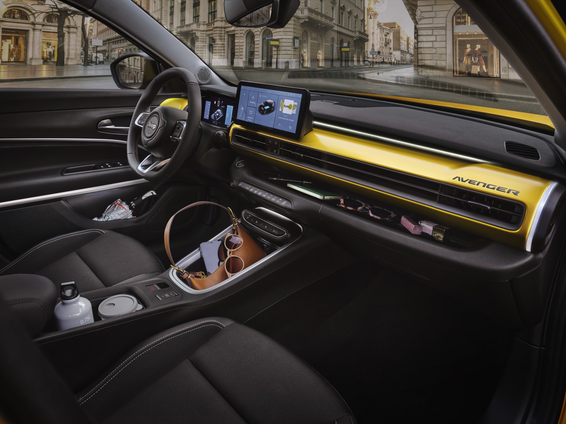 Cabina del Jeep Avenger que muestra su modernidad y detalles coloridos.