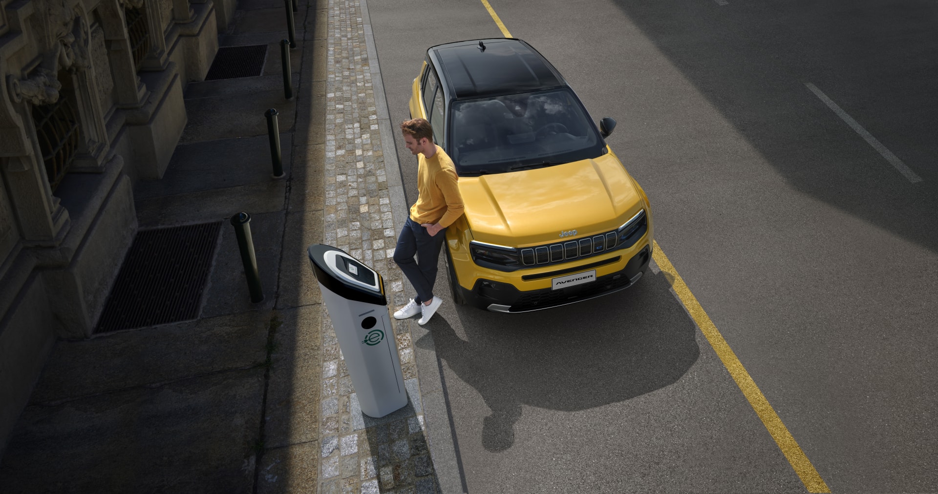 Momento de carga del Jeep Avenger eléctrico, enfatizando su carácter sostenible.
