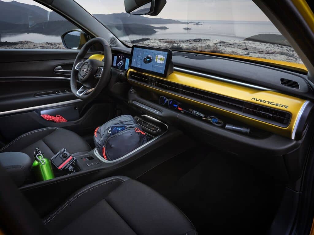 Vista del salpicadero con diseño moderno y detalles en amarillo.