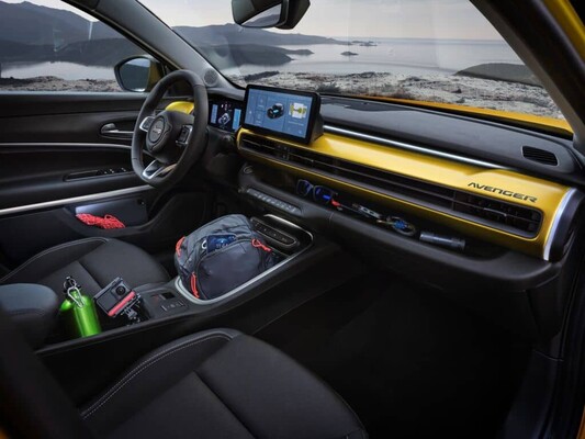 Vista del salpicadero con diseño moderno y detalles en amarillo. Vista del salpicadero con diseño moderno y detalles en amarillo.