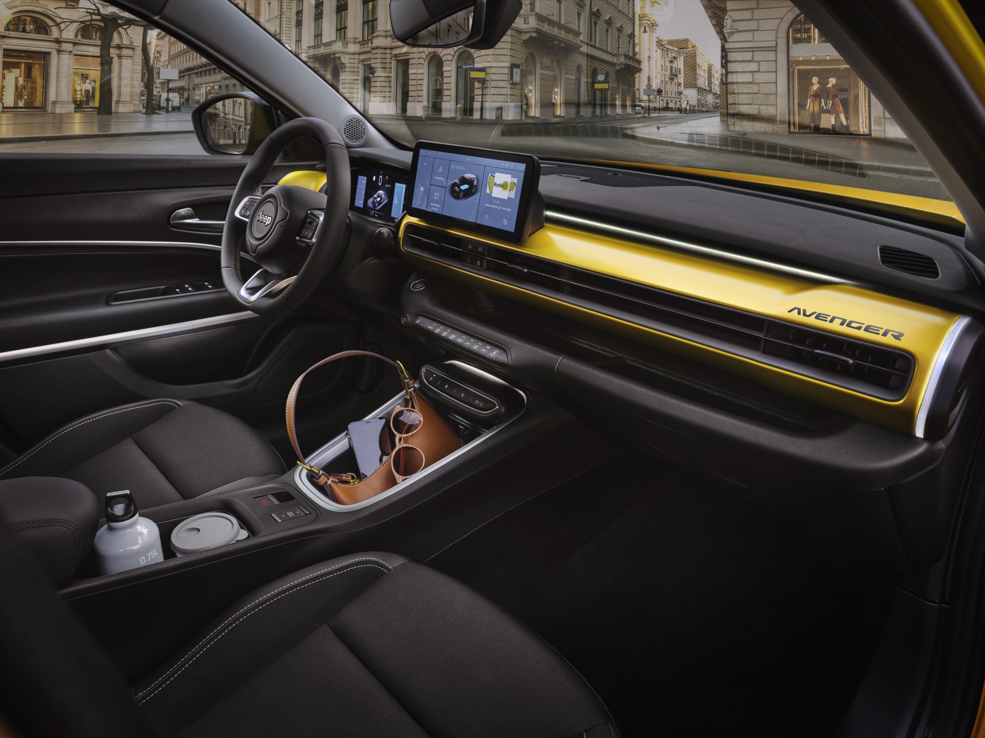 Interior del Avenger con acentos deportivos y acabados de calidad.