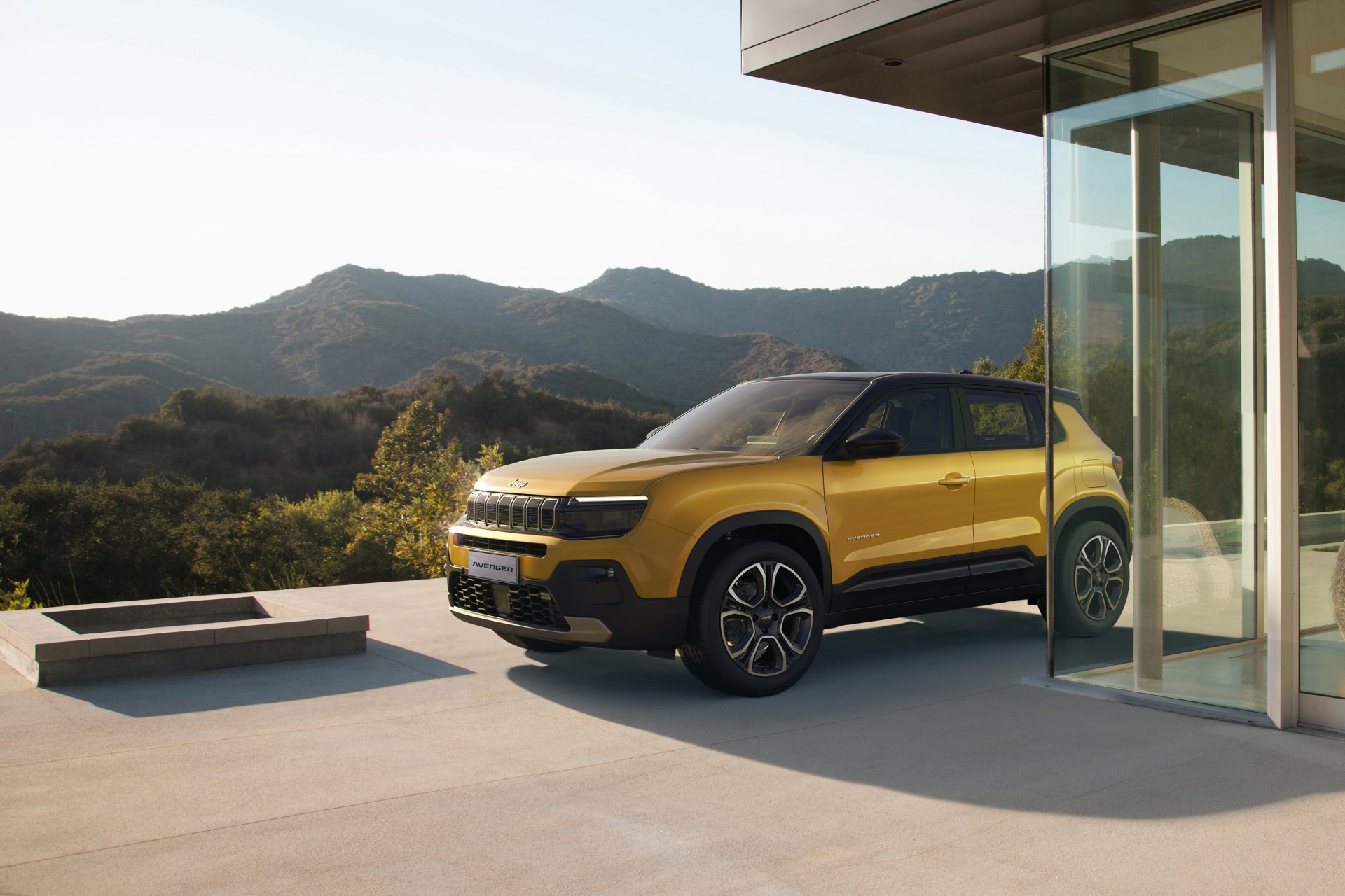 El Jeep Avenger eléctrico posa con líneas modernas y estilo urbano.