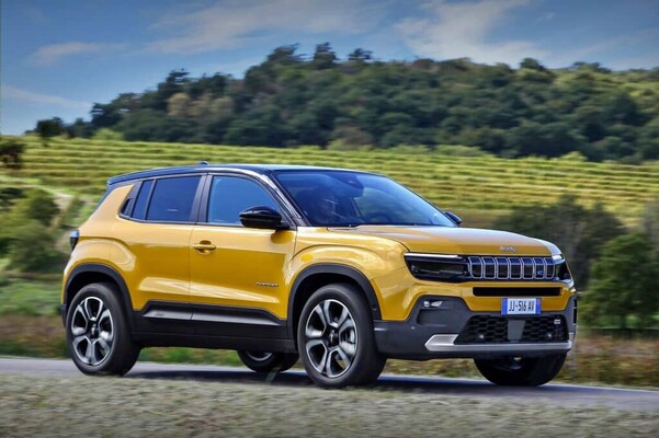 Vista dinámica del Jeep Avenger eléctrico en carretera. Vista dinámica del Jeep Avenger eléctrico en carretera.