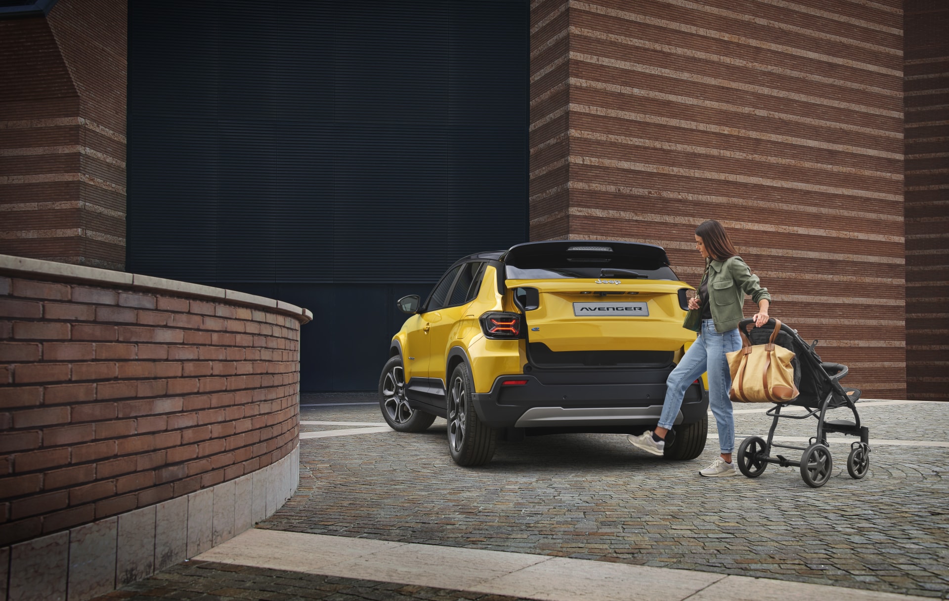 Usuario interactuando con el espacio de carga del Jeep Avenger eléctrico.