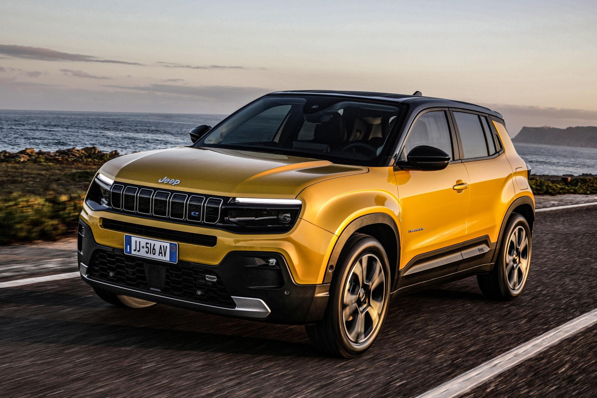 Vista dinámica del Jeep Avenger eléctrico cerca del mar, combinando naturaleza y tecnología.