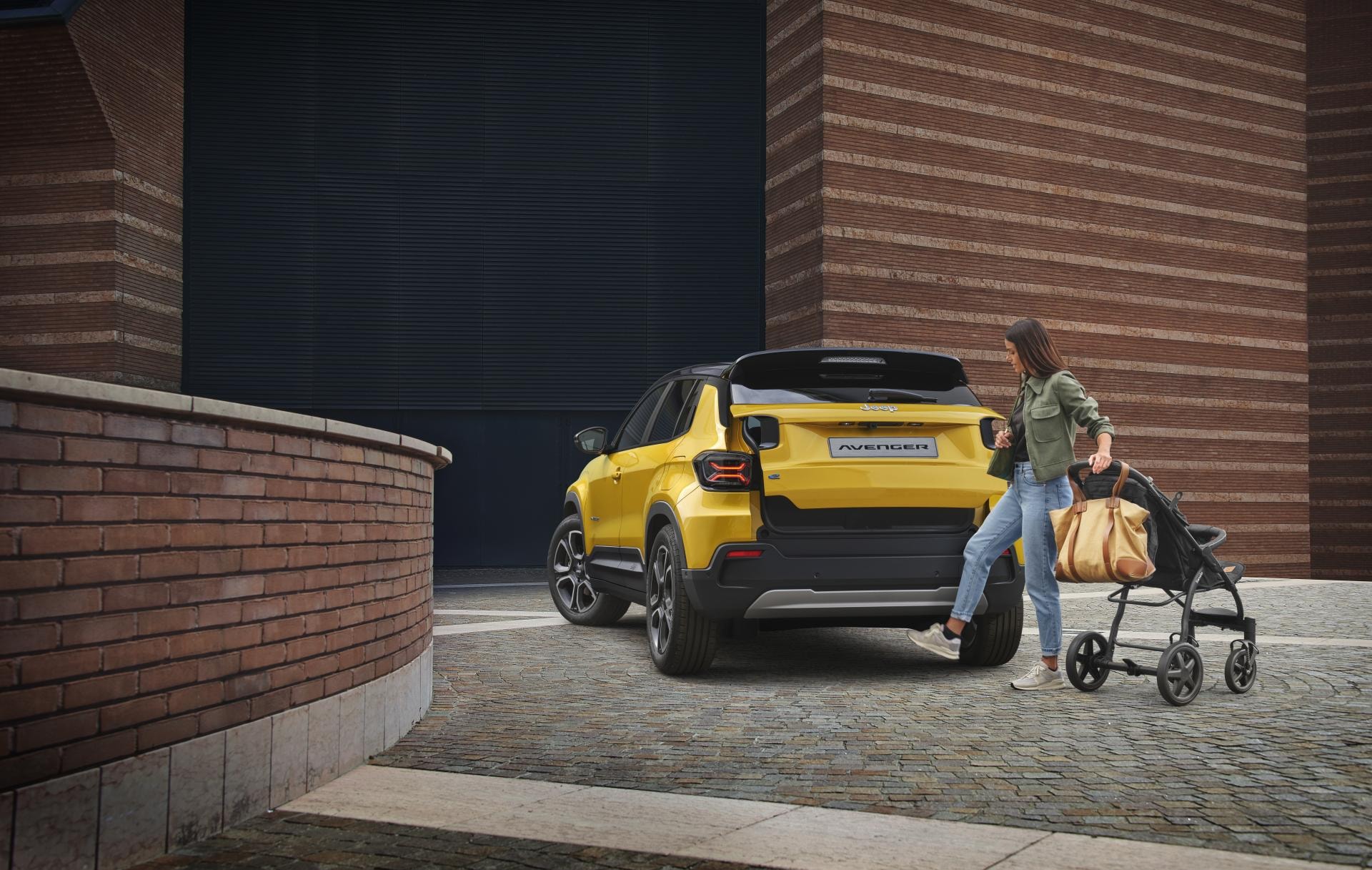 El Jeep Avenger en contexto urbano, indicando su versatilidad y enfoque familiar.