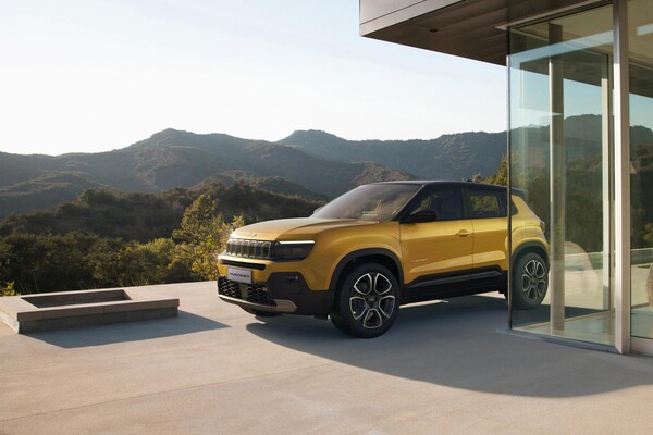 El Jeep Avenger posa frente a una arquitectura contemporánea, destacando su diseño vanguardista. El Jeep Avenger posa frente a una arquitectura contemporánea, destacando su diseño vanguardista.