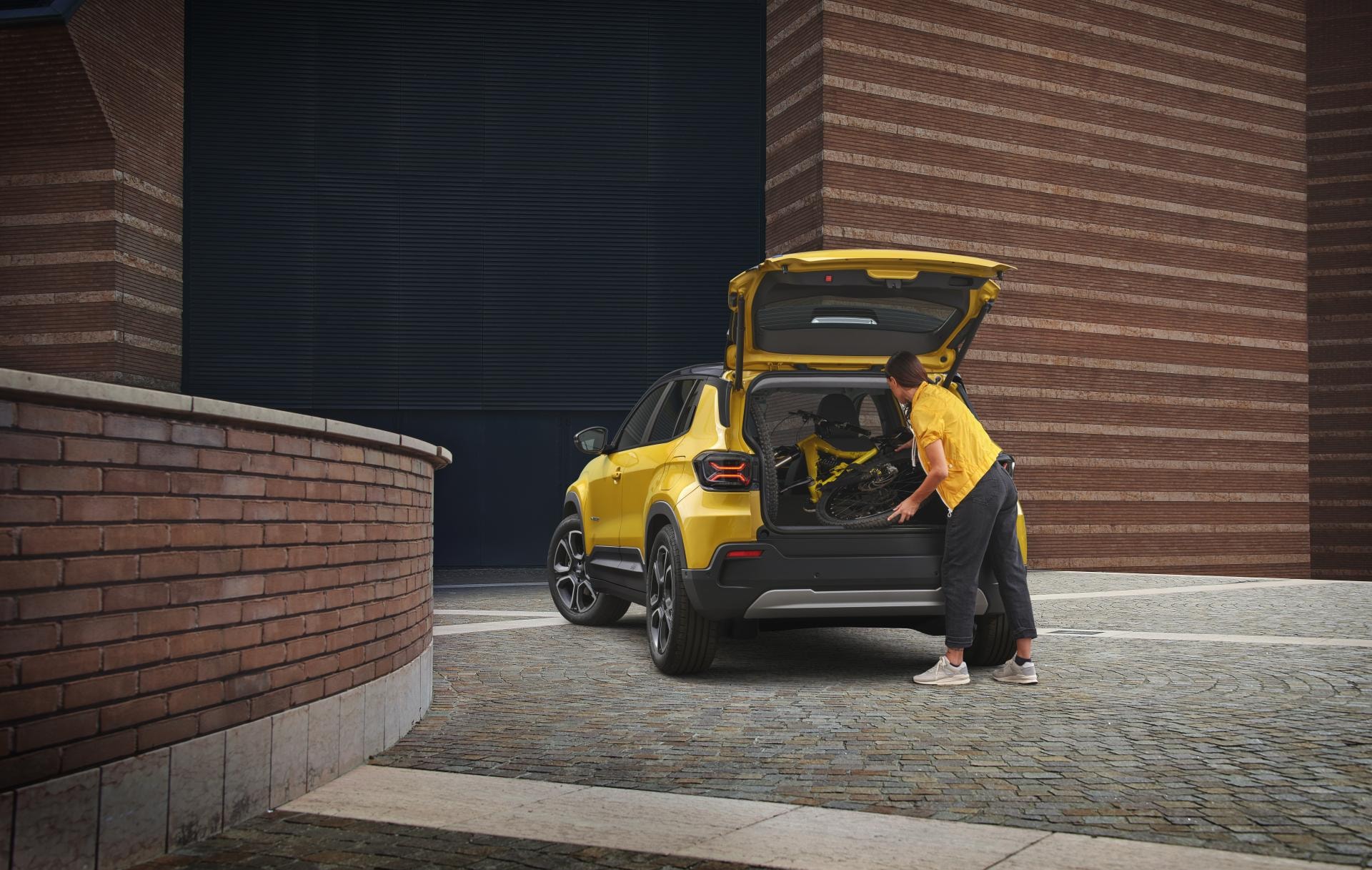 Detalle del maletero del Jeep Avenger eléctrico con bicicleta, mostrando su capacidad.