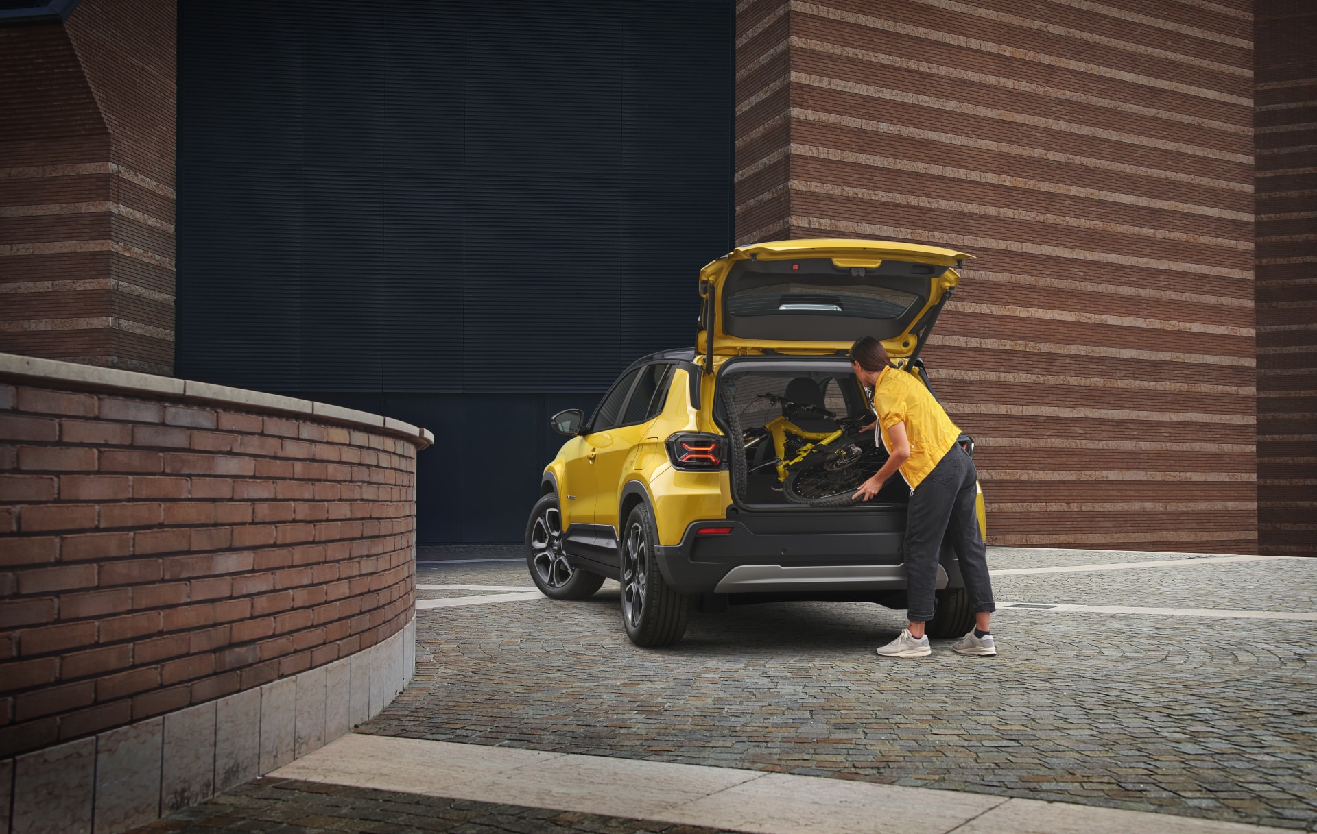 Imagen del maletero abierto, mostrando su amplia capacidad de carga.