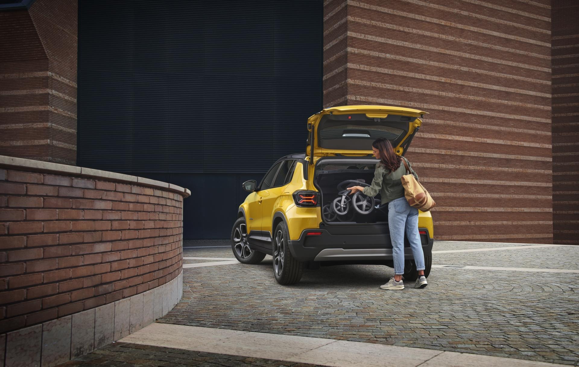 Imagen enfocando la facilidad de carga en el maletero del Jeep Avenger eléctrico.