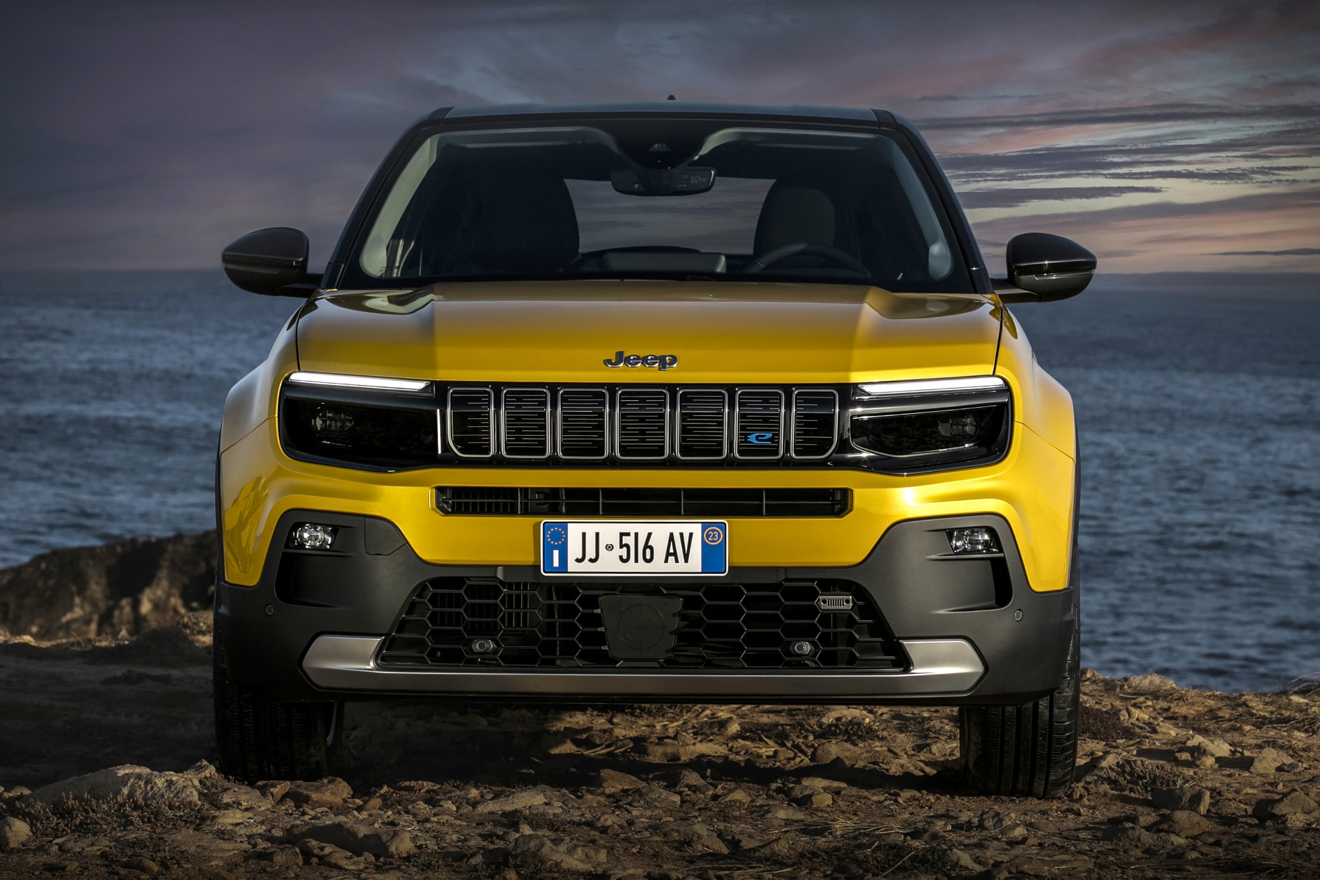 Fotografía frontal del Jeep Avenger en un entorno natural.