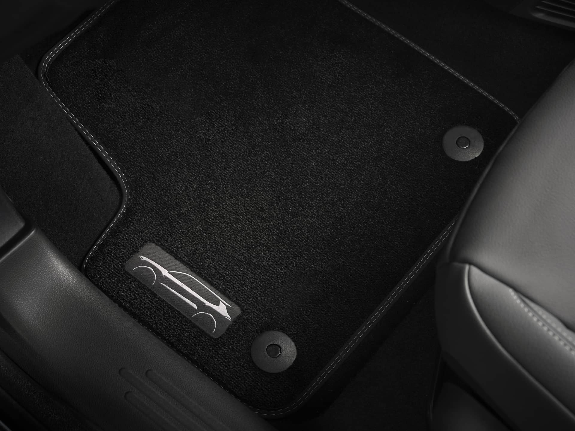 Detalle de la alfombrilla personalizada con logo Jeep, simbolizando calidad y cuidado.