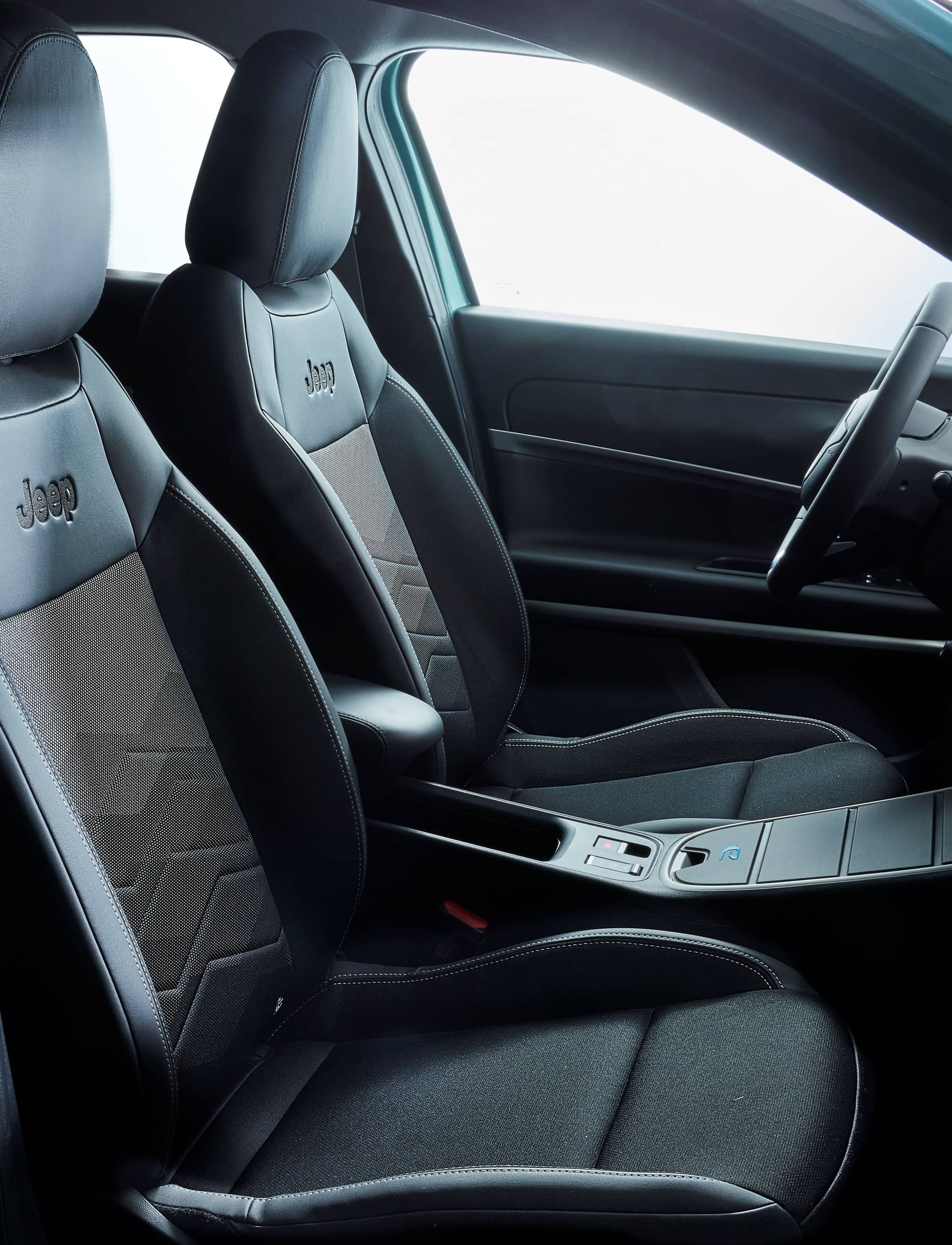 Asientos de cuero con detalles de costura y el emblema Jeep, muestran calidad y confort.