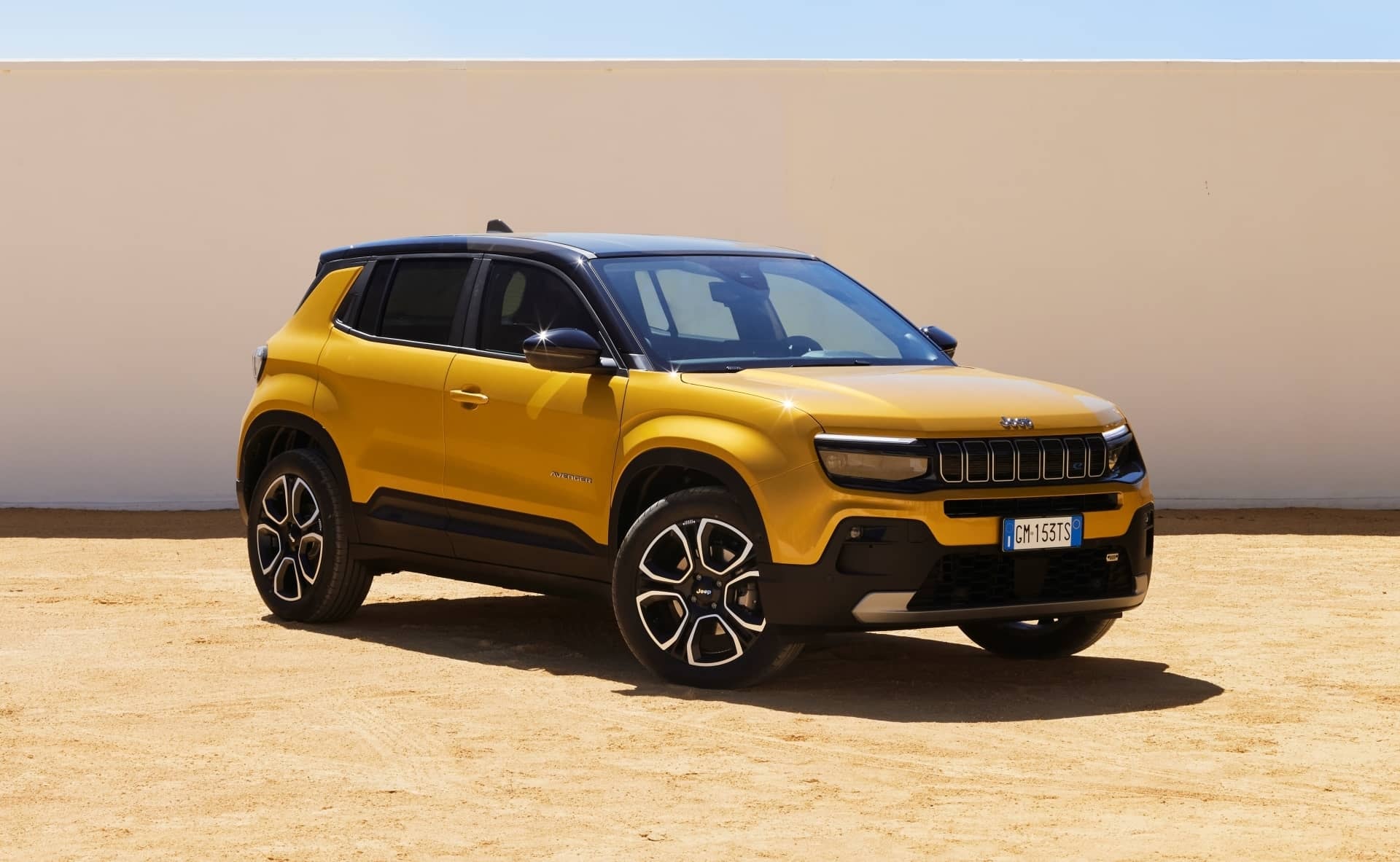 Vista lateral del Jeep Avenger en color amarillo sobre un fondo neutro.