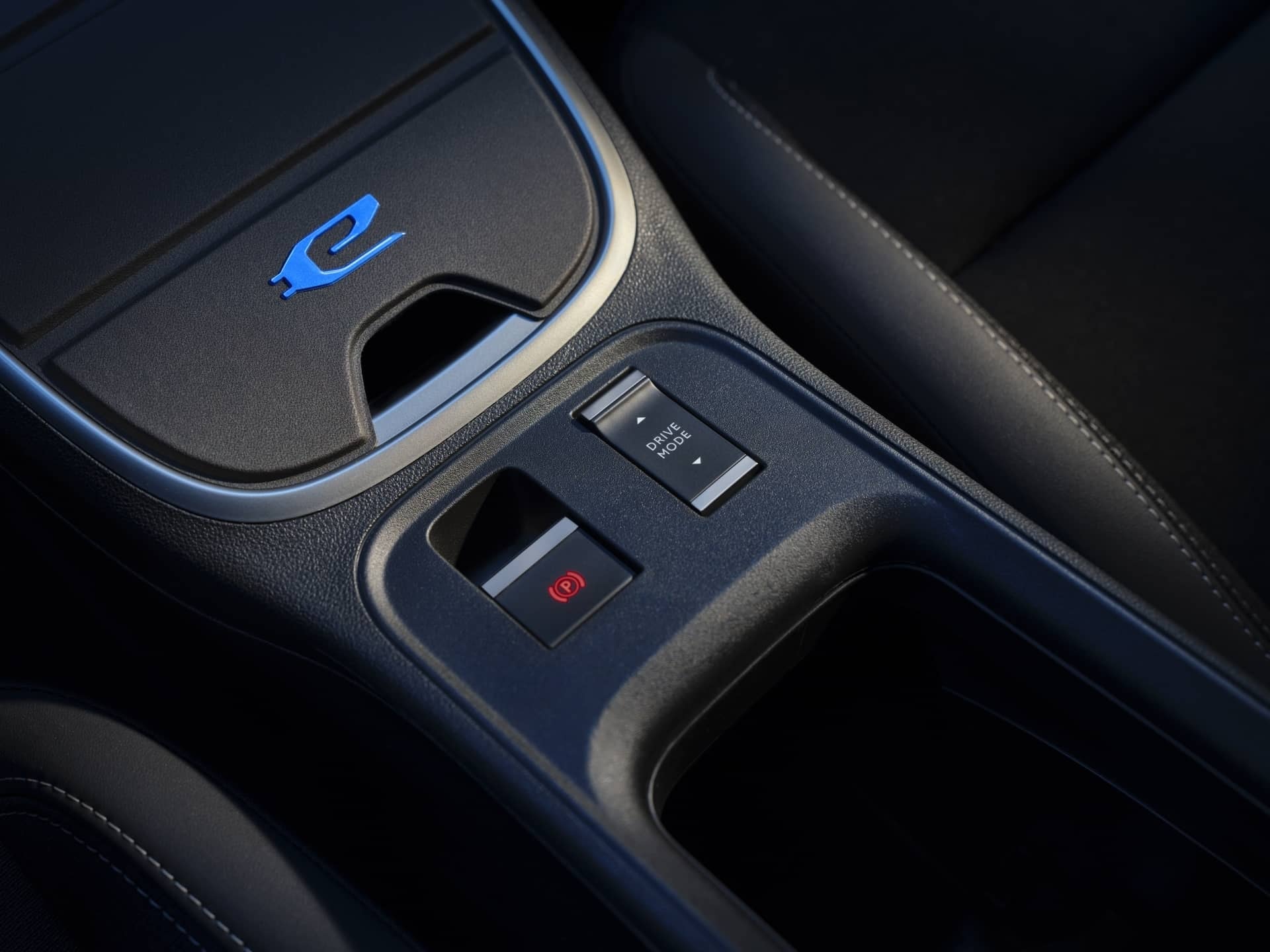 Vista de la consola central con freno de mano electrónico y portavasos.