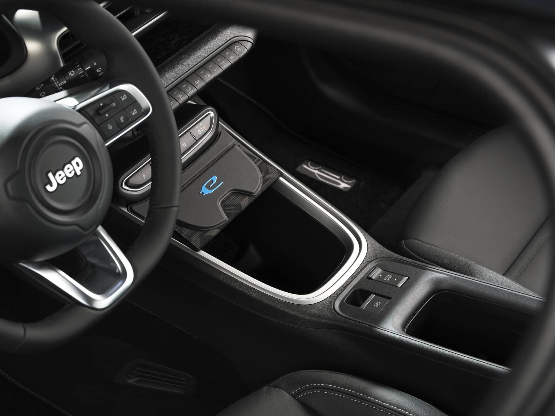 Consola central del Jeep Avenger que enfatiza su diseño moderno y funcionalidad.