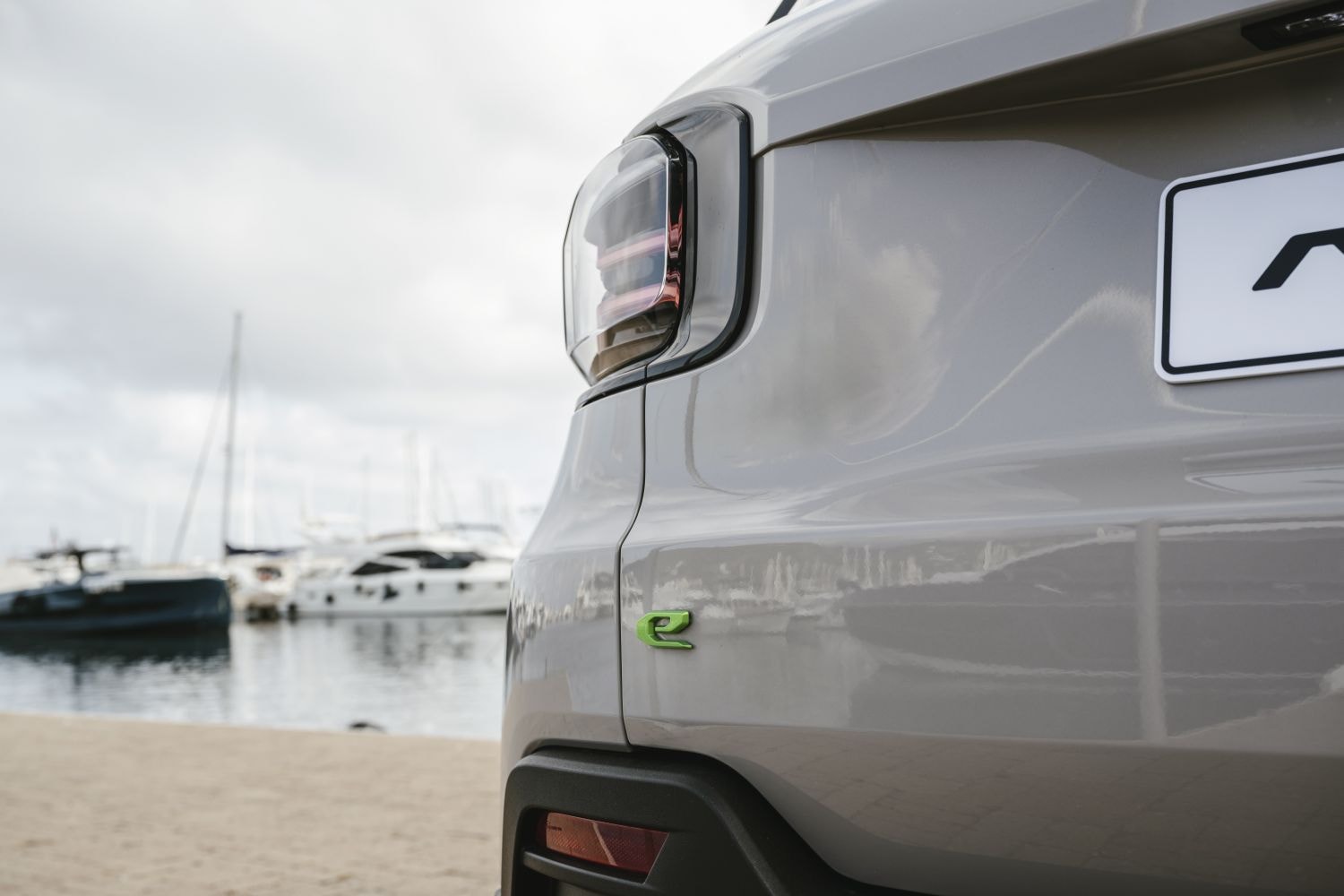 Detalle del puerto de carga eléctrica del Jeep Avenger eléctrico.