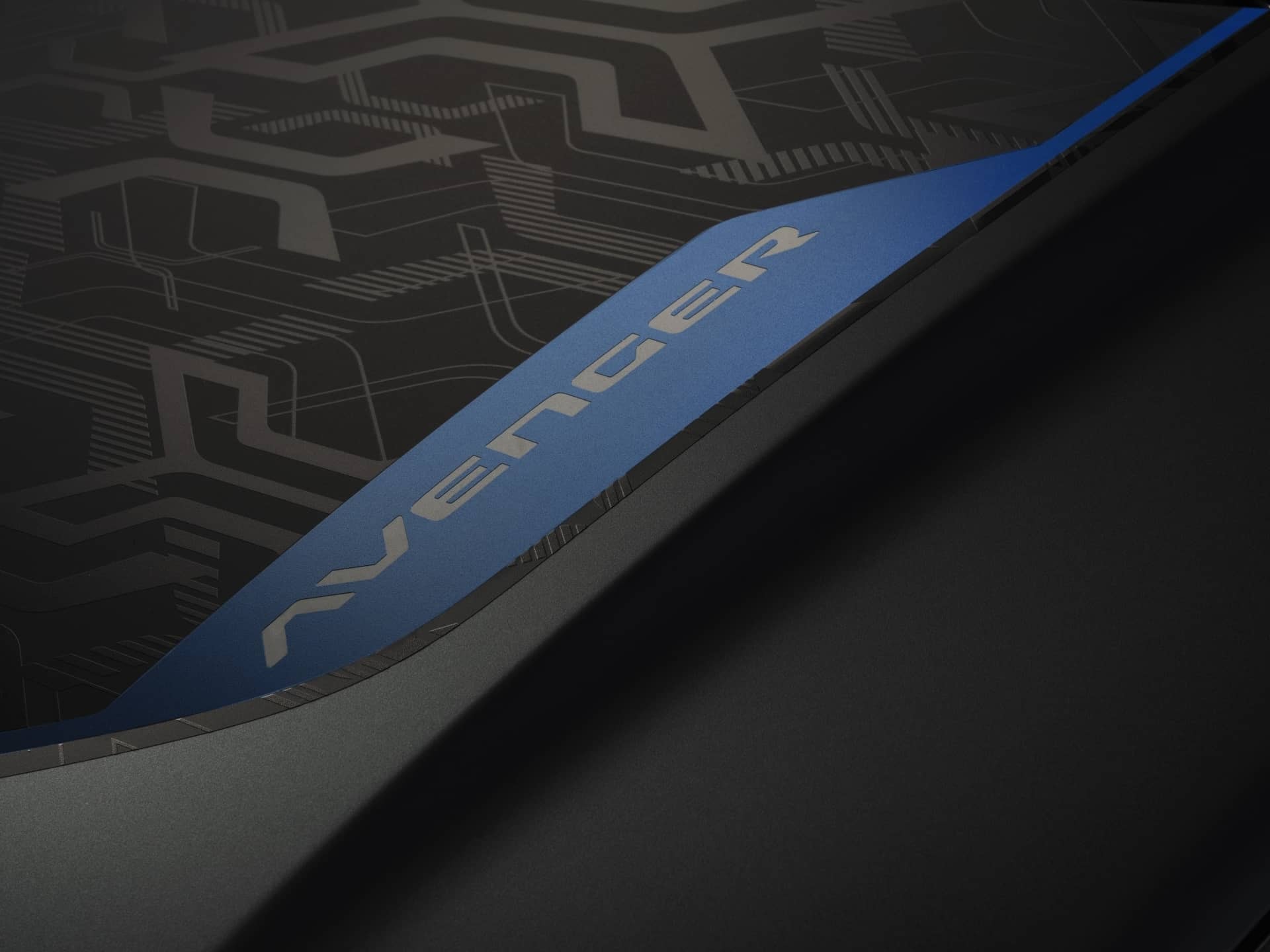 Close-up del emblema Avenger en el Jeep, resaltando su identidad.