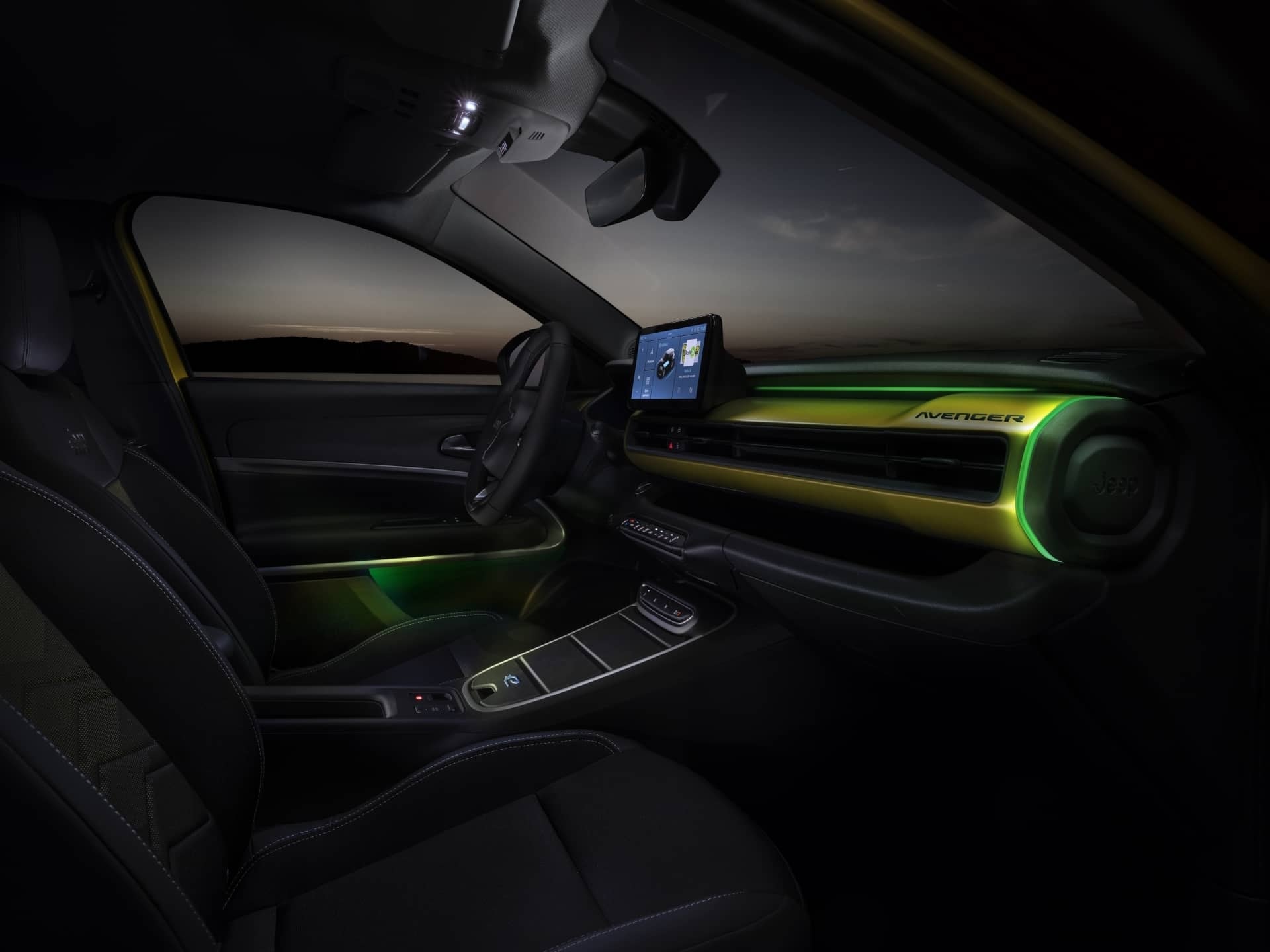 Vista de la iluminación ambiental del interior del Jeep Avenger, subrayando su tecnología interior.