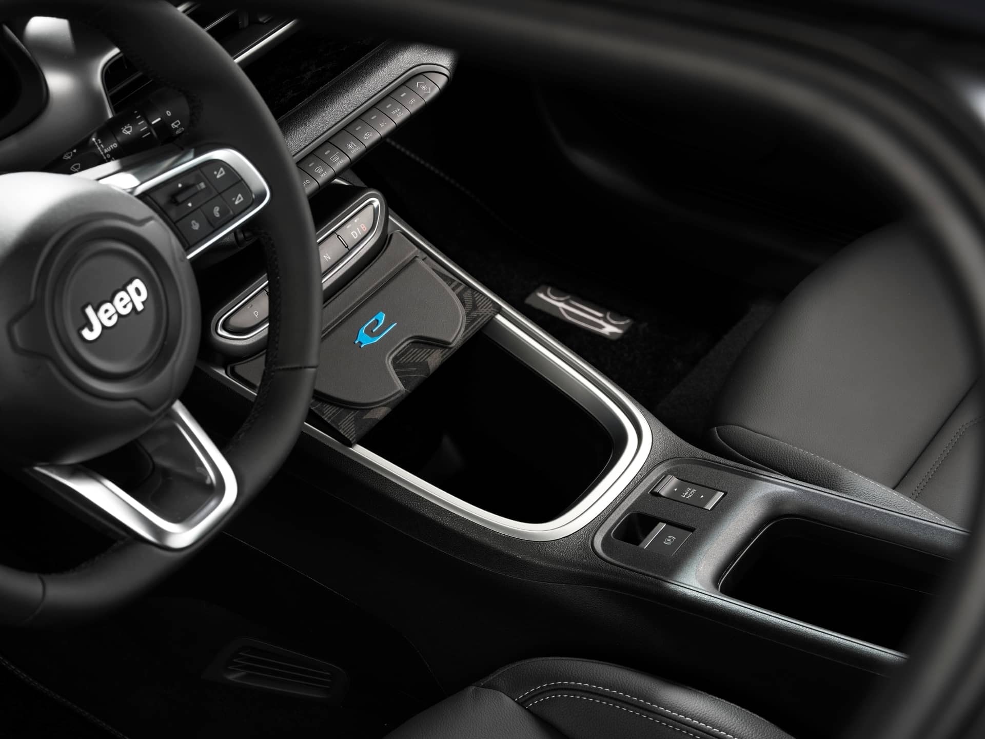 Consola central del Jeep Avenger con cambio automático y acabados sofisticados.