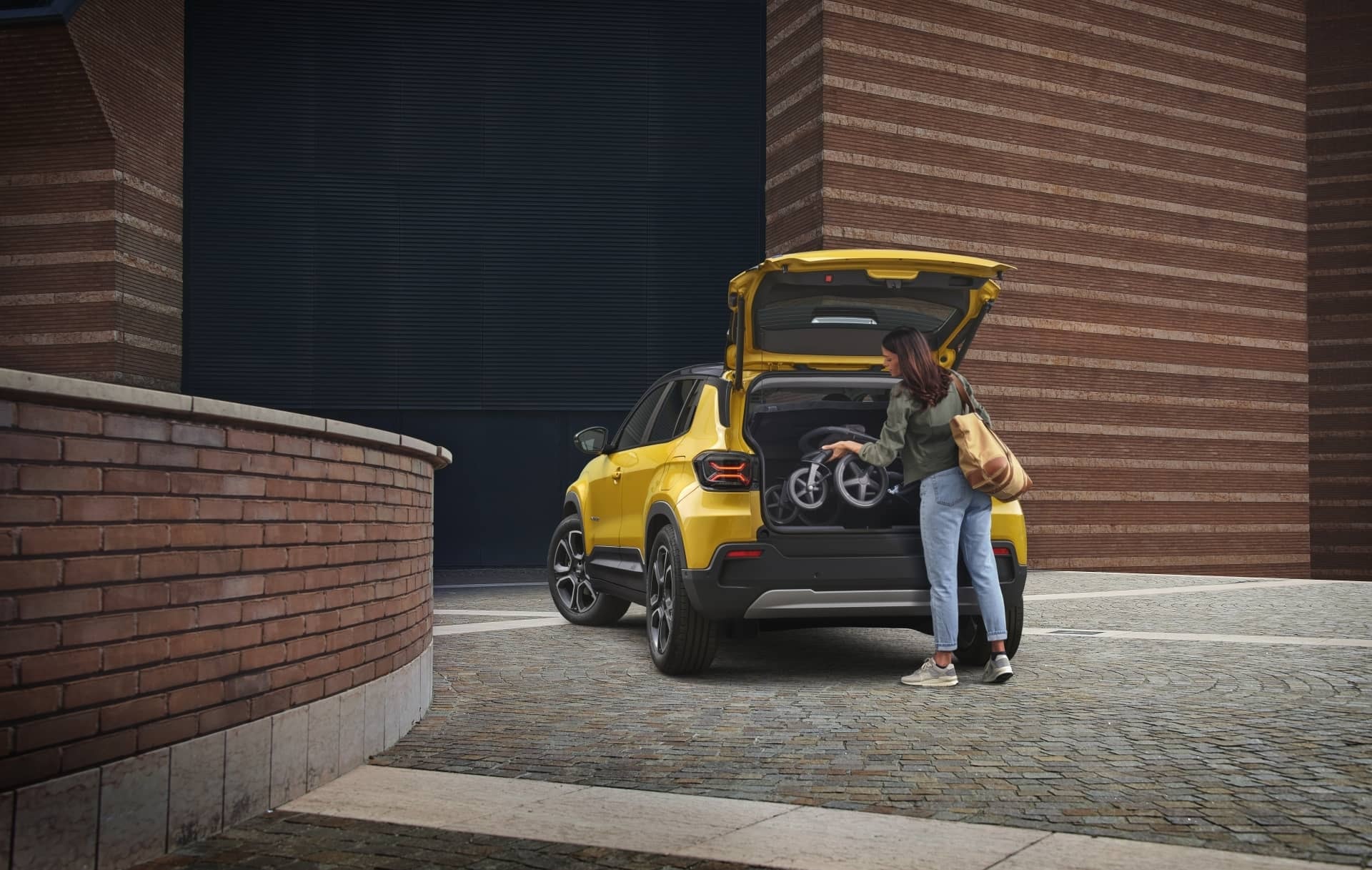 Imagen mostrando el maletero abierto del Jeep Avenger, haciendo énfasis en su funcionalidad.