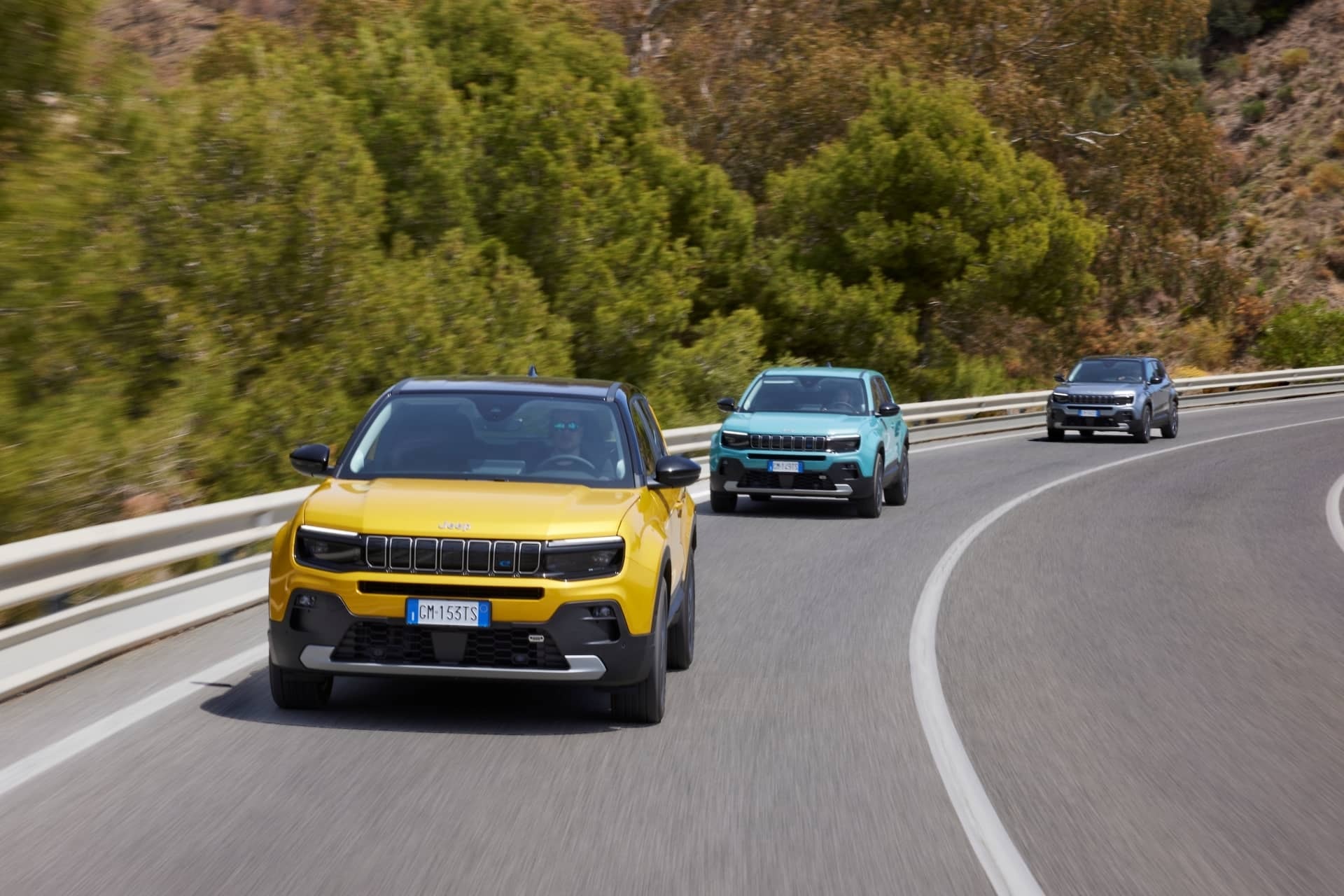 Vista dinámica frontal del Jeep Avenger seguido por otros coches en carretera.