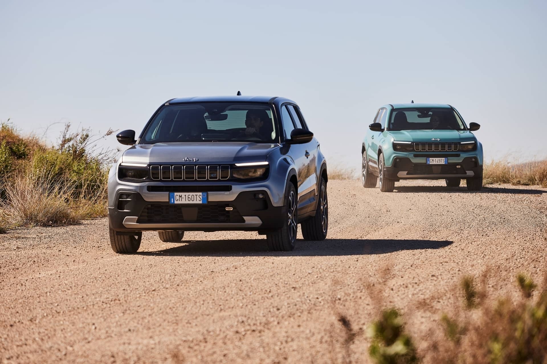 Caravana de Jeep Avengers atravesando terrenos no asfaltados.