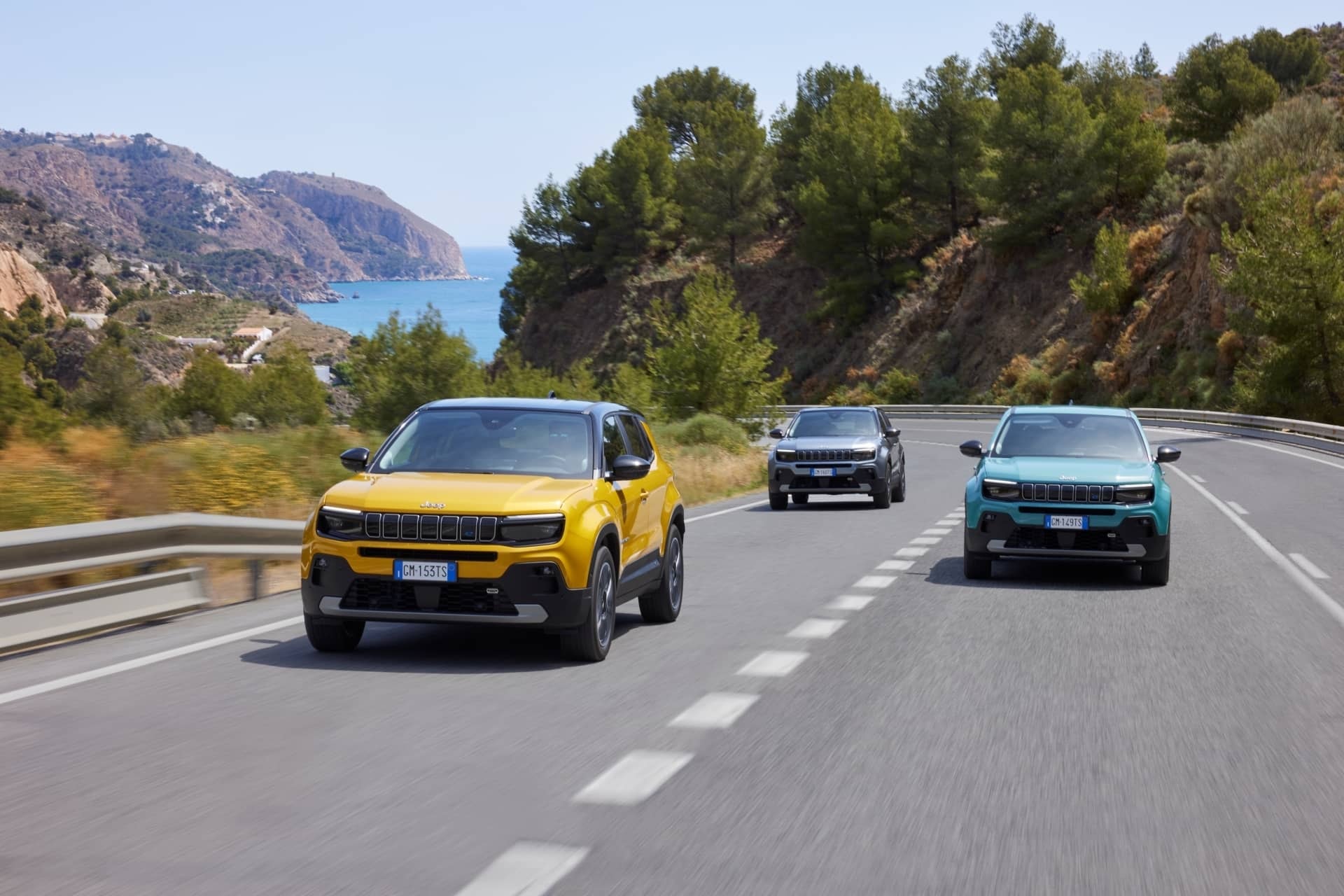 Imagen del Jeep Avenger liderando un convoy en carretera, muestra frontal y trasera.