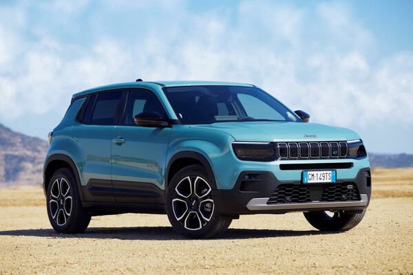 Fascinante toma frontal del Jeep Avenger, realzando su parrilla emblemática.