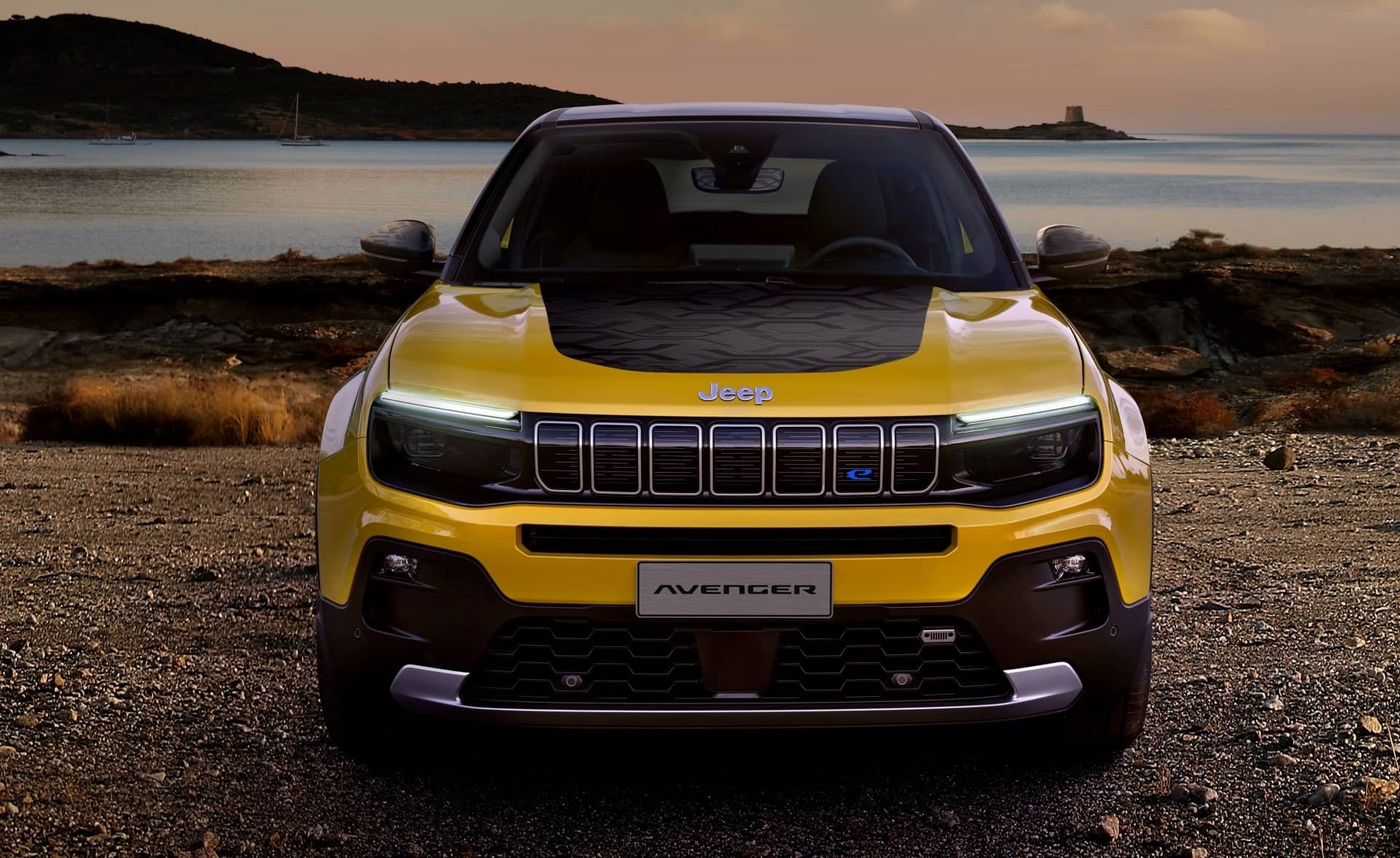 Imagen frontal del Jeep Avenger, resaltando los faros y la parrilla.