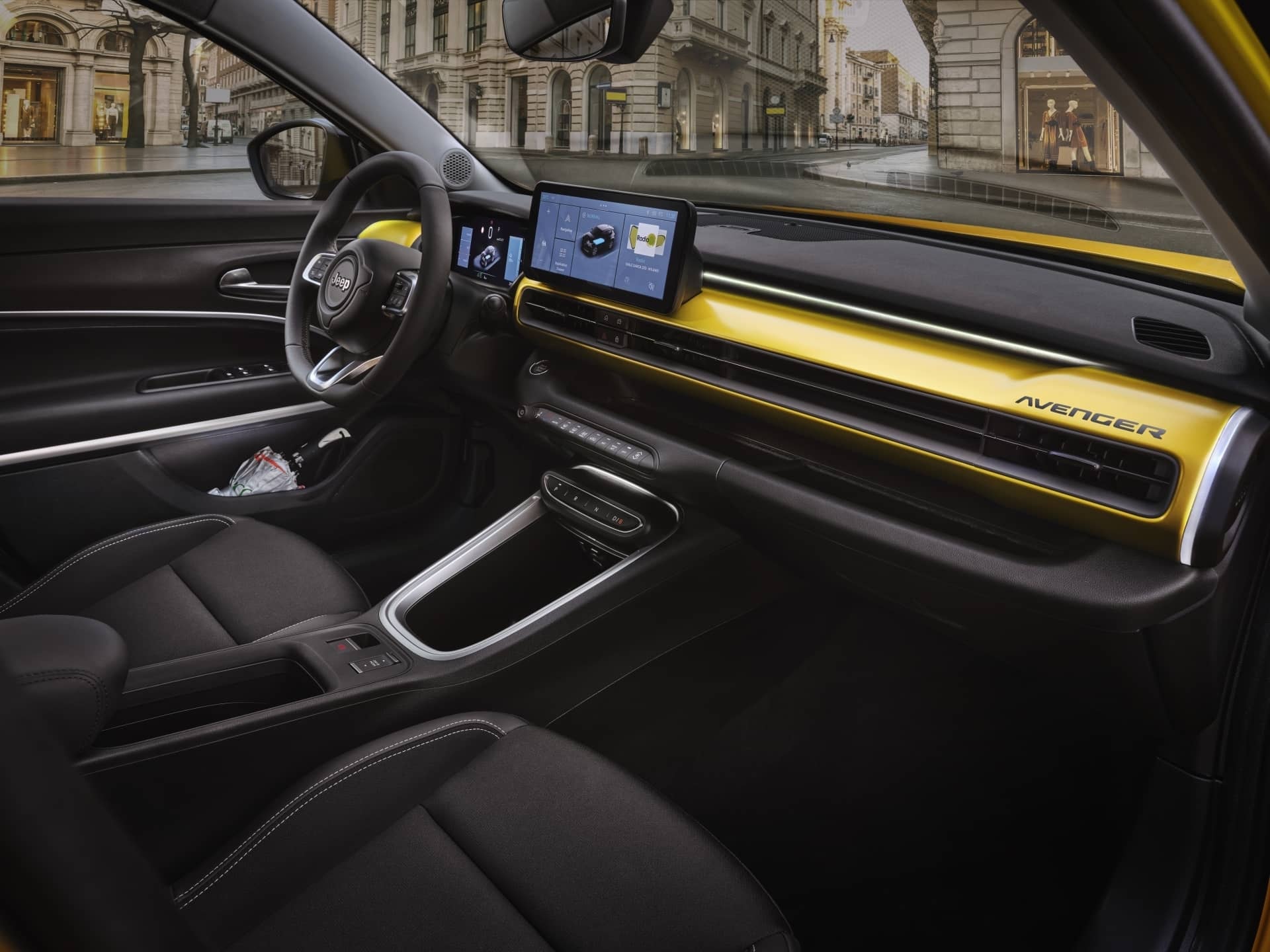 Jeep Avenger en contexto urbano resaltando su diseño frontal.