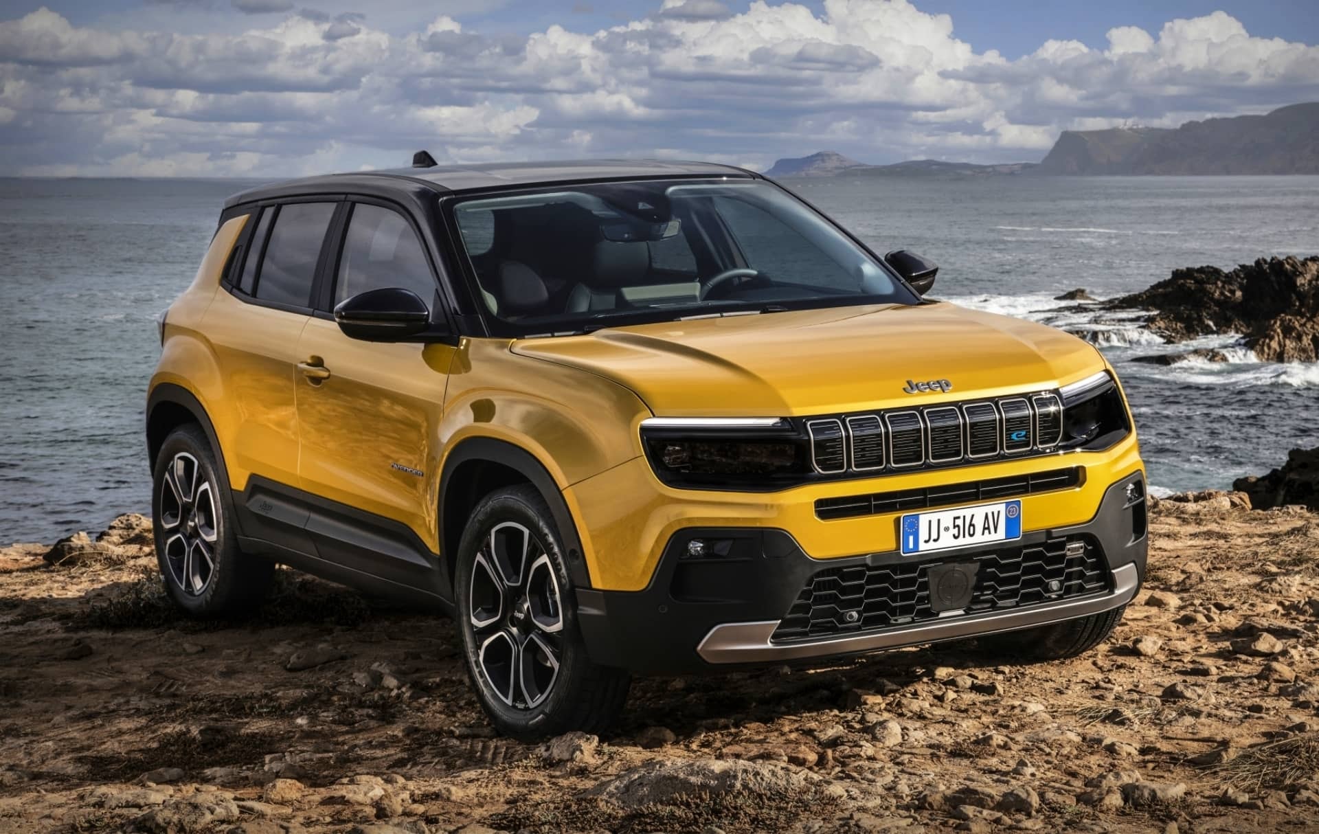 Fotografía frontal de un Jeep Avenger en terreno rocoso.