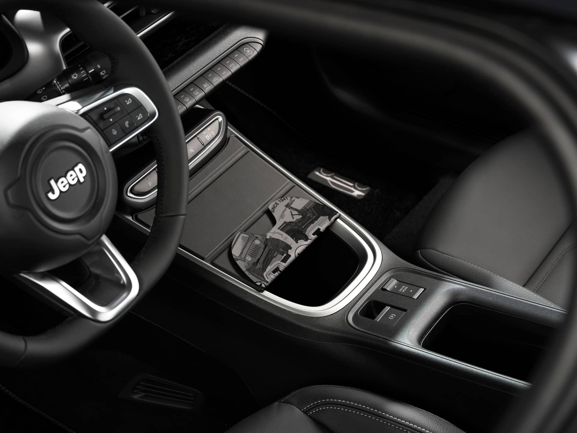 Vista del habitáculo del Jeep Avenger destacando el diseño central y acabados.